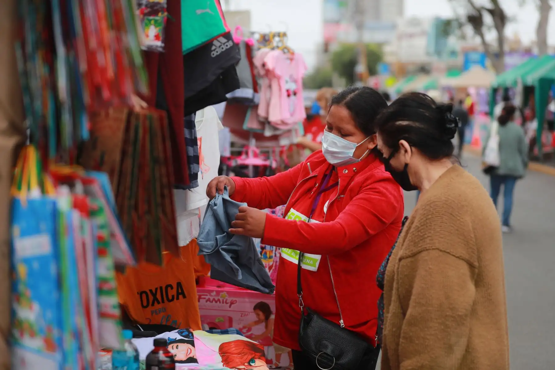 Limeños hacen sus compras navideñas en víspera de las fiestas de fin de año, en los distritos de Miraflores y Magdalena.
Foto: ANDINA/Carla Patiño Ramírez