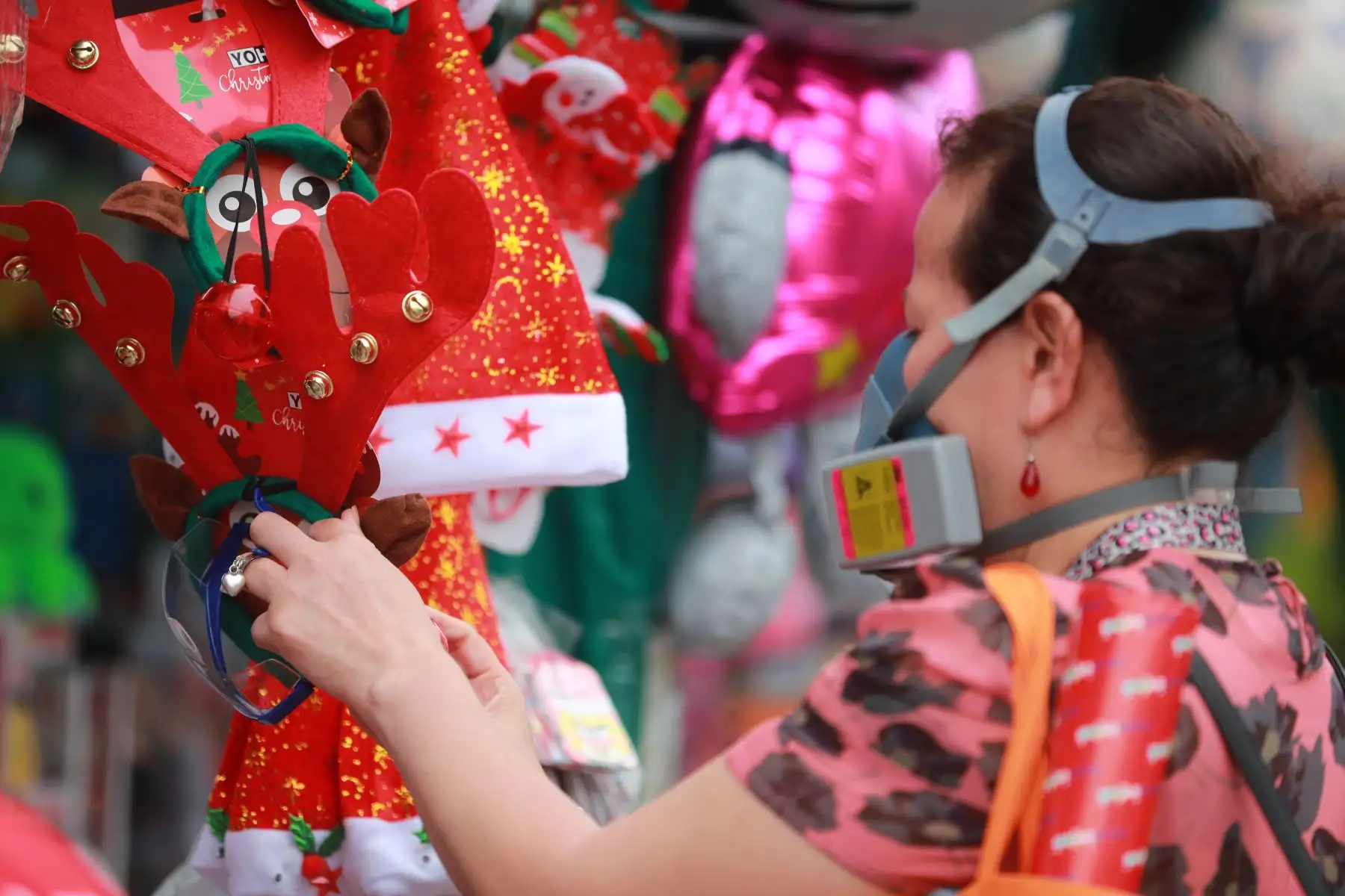 Limeños hacen sus compras navideñas en víspera de las fiestas de fin de año, en los distritos de Miraflores y Magdalena.
Foto: ANDINA/Carla Patiño Ramírez
