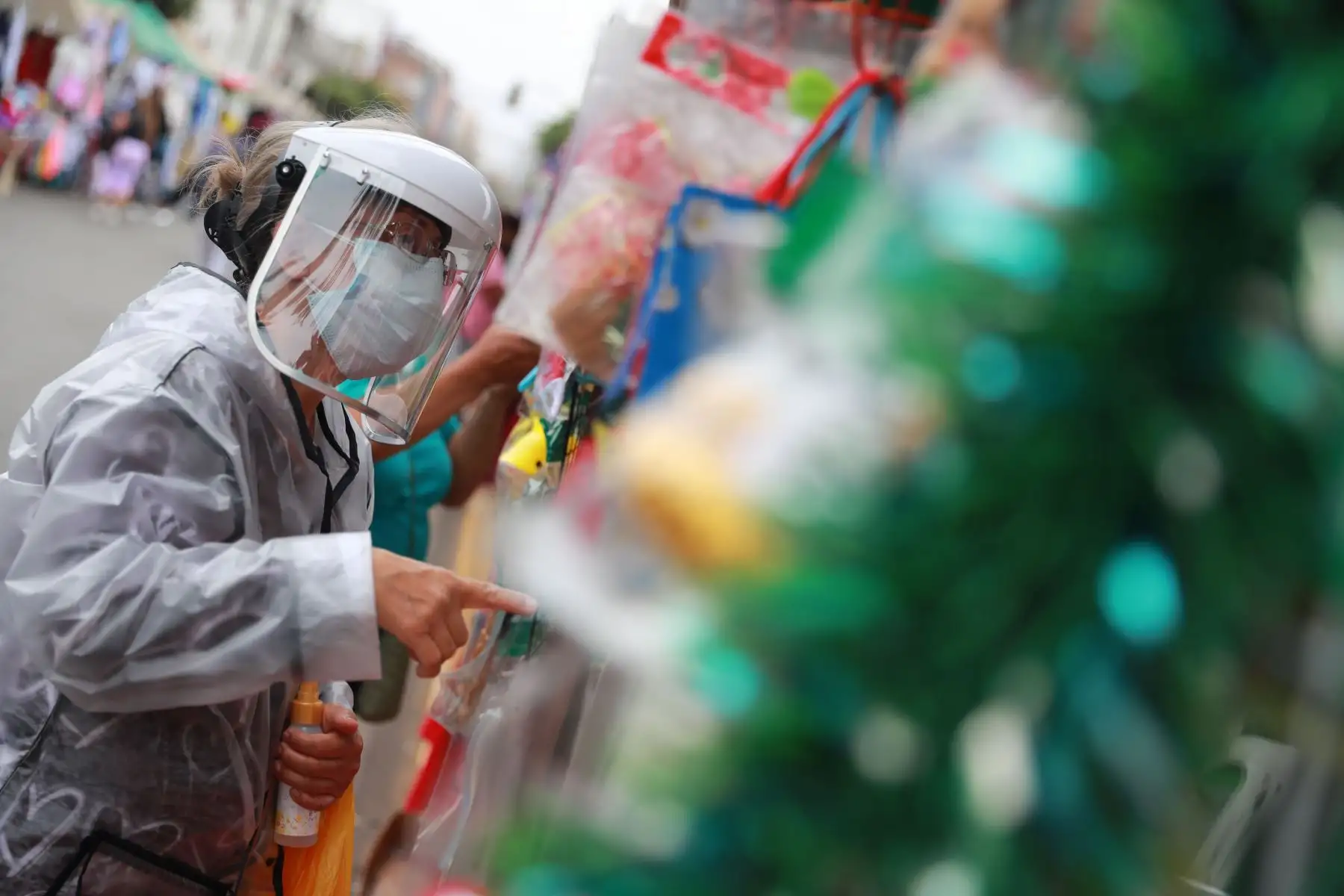 Limeños hacen sus compras navideñas en víspera de las fiestas de fin de año, en los distritos de Miraflores y Magdalena.
Foto: ANDINA/Carla Patiño Ramírez