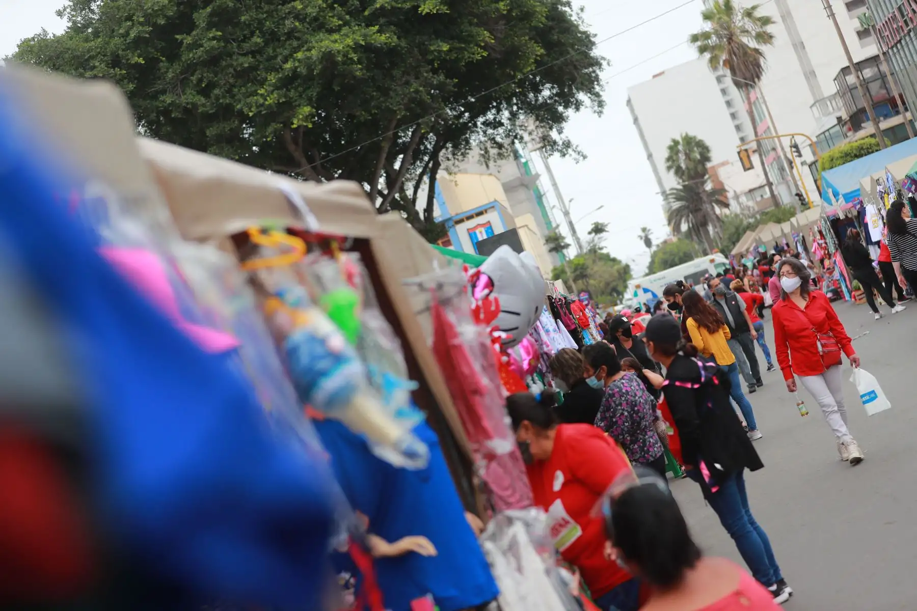 Limeños hacen sus compras navideñas en víspera de las fiestas de fin de año, en los distritos de Miraflores y Magdalena.
Foto: ANDINA/Carla Patiño Ramírez