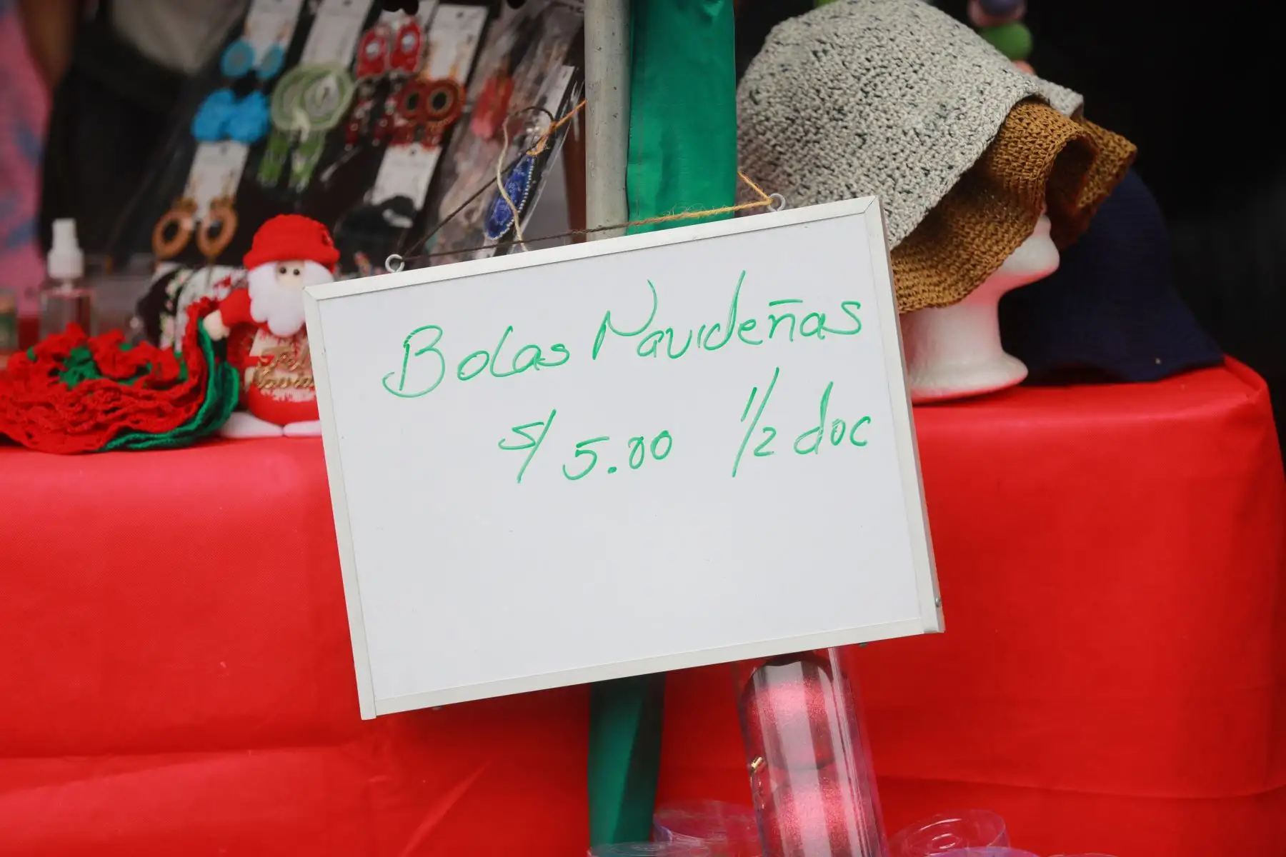Limeños hacen sus compras navideñas en víspera de las fiestas de fin de año, en los distritos de Miraflores y Magdalena.
Foto: ANDINA/Carla Patiño Ramírez