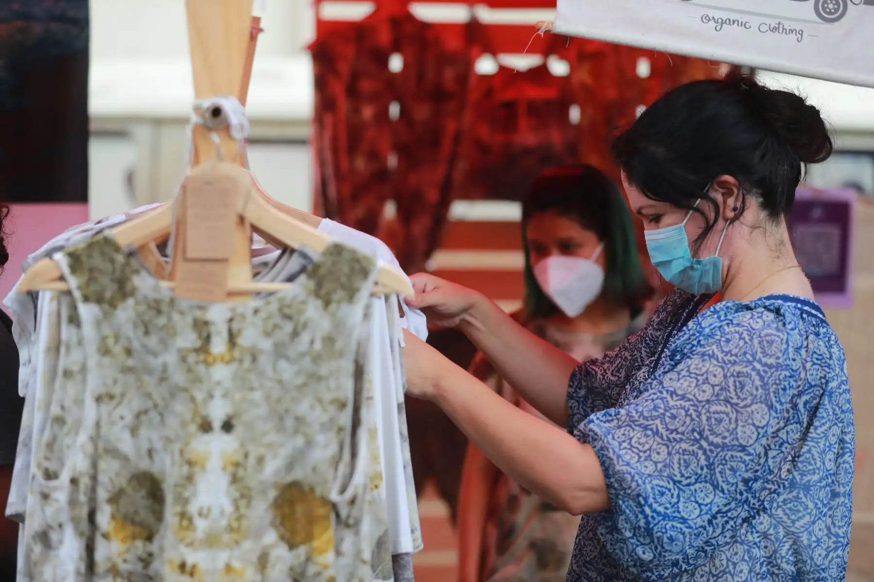 Limeños hacen sus compras navideñas en víspera de las fiestas de fin de año, en los distritos de Miraflores y Magdalena.
Foto: ANDINA/Carla Patiño Ramírez