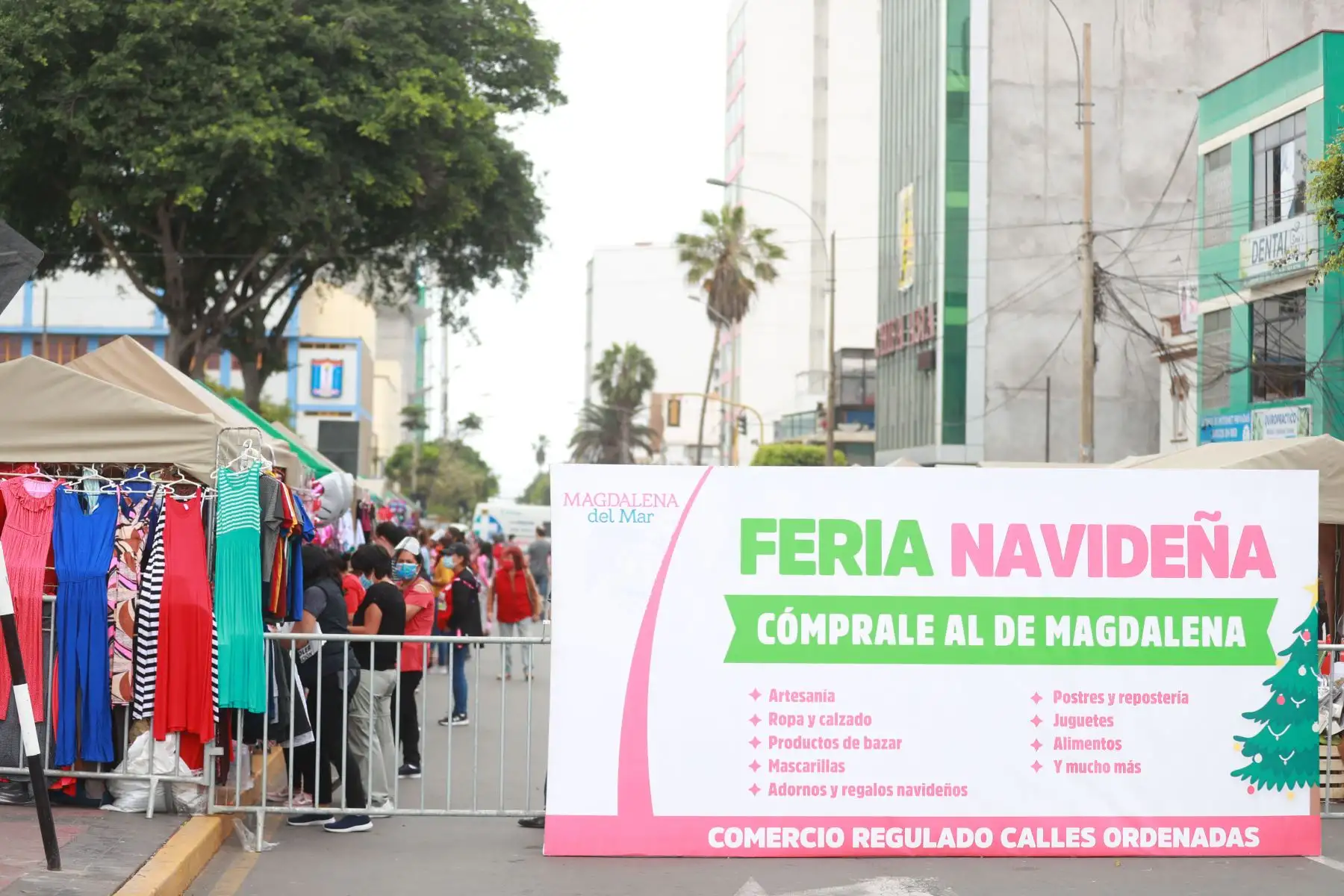 Limeños hacen sus compras navideñas en víspera de las fiestas de fin de año, en los distritos de Miraflores y Magdalena.
Foto: ANDINA/Carla Patiño Ramírez