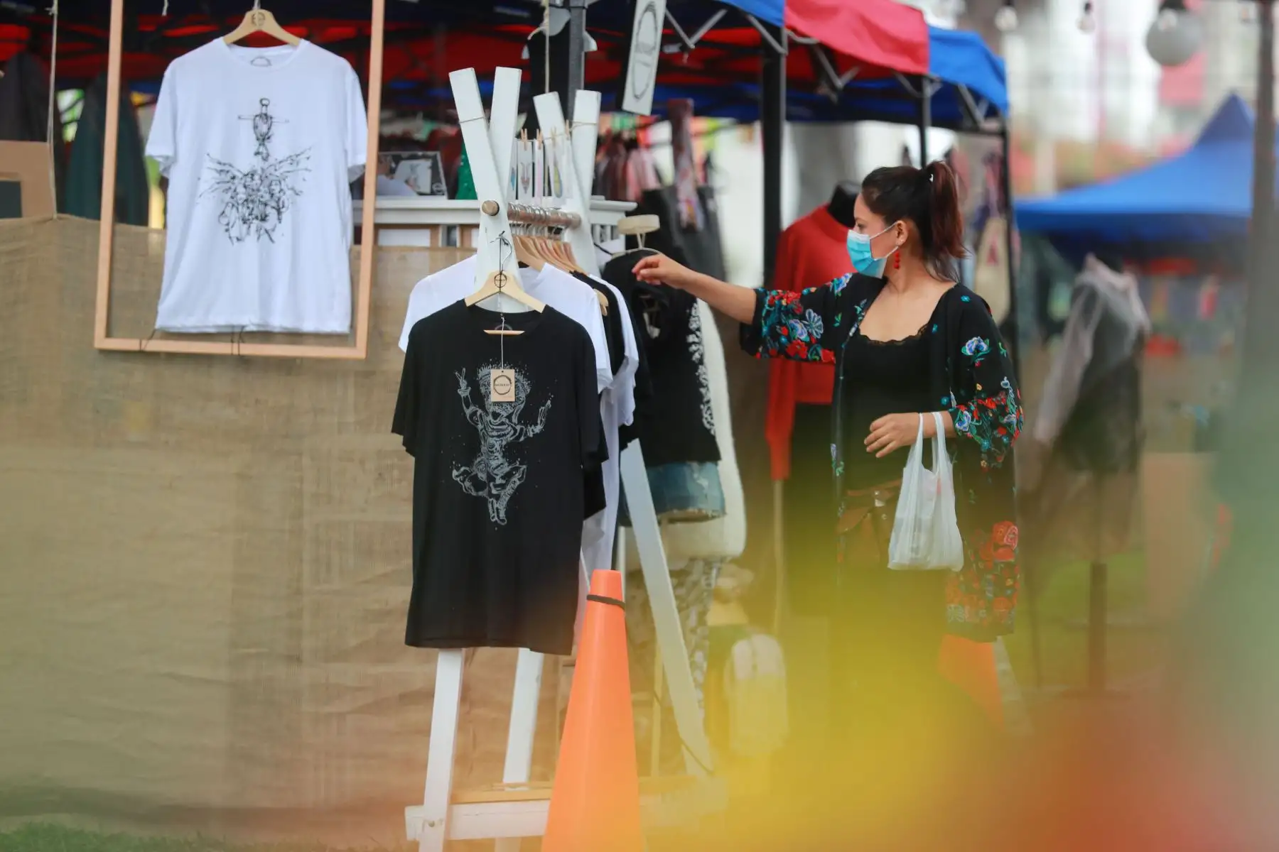 Limeños hacen sus compras navideñas en víspera de las fiestas de fin de año, en los distritos de Miraflores y Magdalena.
Foto: ANDINA/Carla Patiño Ramírez