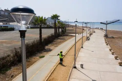 Las luminarias son de 50 watts y operan con 220 voltios; duran mucho más que otras piezas convencionales, necesitan menos energía para su funcionamiento y generan un impacto positivo en el medio ambiente. Foto: ANDINA/Municipalidad de Lima