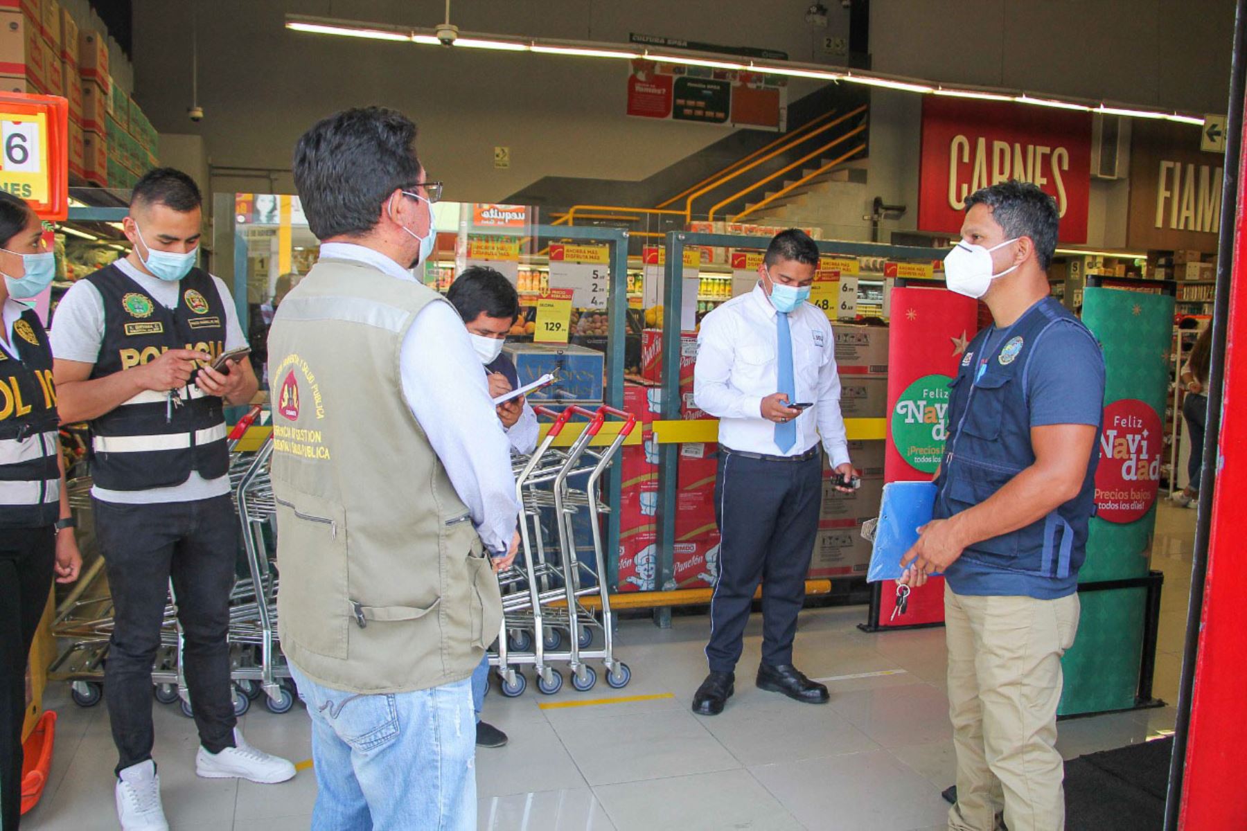 Personal del Ministerio Público inspecciona centros comerciales en la ciudad de Chimbote para verificar cumplimiento de aforo y protocolos covid-19. ANDINA/Difusión