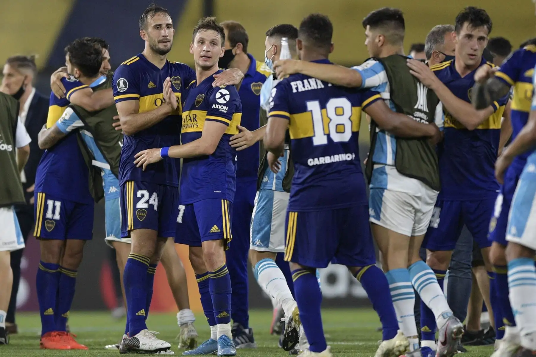 Los jugadores de Boca Juniors celebran después de derrotar a Racing Club para llegar a las semifinales de la Copa Libertadores, luego de su partido de fútbol de cuartos de final totalmente argentino en el estadio La Bombonera de Buenos Aires.
Foto: AFP