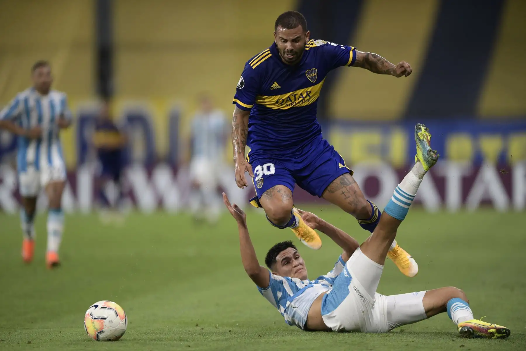El colombiano Edwin Cardona de Boca Juniors salta sobre Carlos Alcaraz de Racing Club durante su partido de fútbol de cuartos de final argentino de la Copa Libertadores en el estadio La Bombonera en Buenos Aires.
Foto: AFP