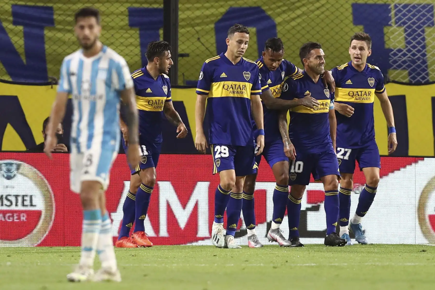 El colombiano Sebastian Villa de Boca Juniors celebra con sus compañeros de equipo después de anotar un penalti contra Racing Club durante su partido de fútbol de cuartos de final argentino de la Copa Libertadores en el estadio La Bombonera en Buenos Aires.
Foto: AFP