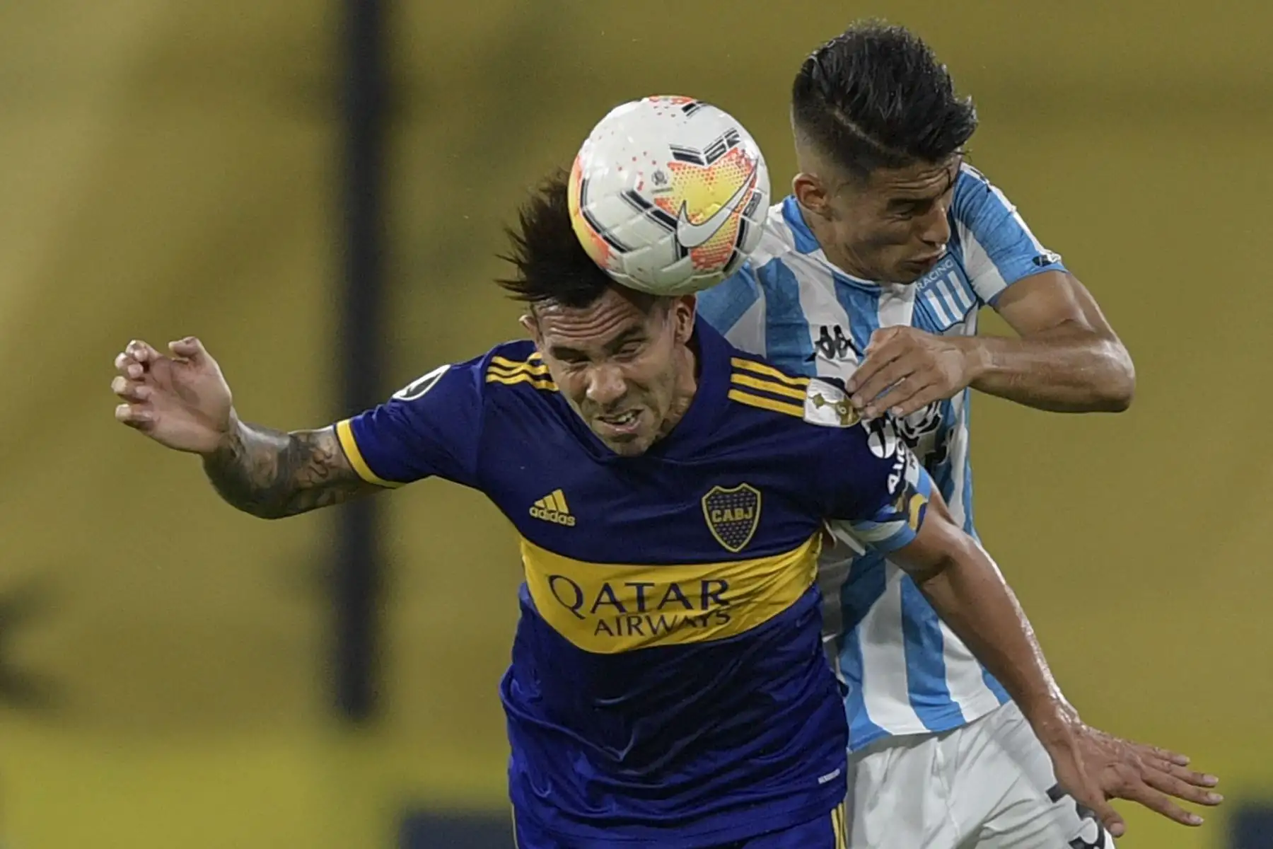 Carlos Tevez  de Boca Juniors y Alexis Soto de Racing Club saltan de cabeza durante el partido de cuartos de final de la Copa Libertadores en Argentina en el estadio La Bombonera de Buenos Aires.
Foto: AFP