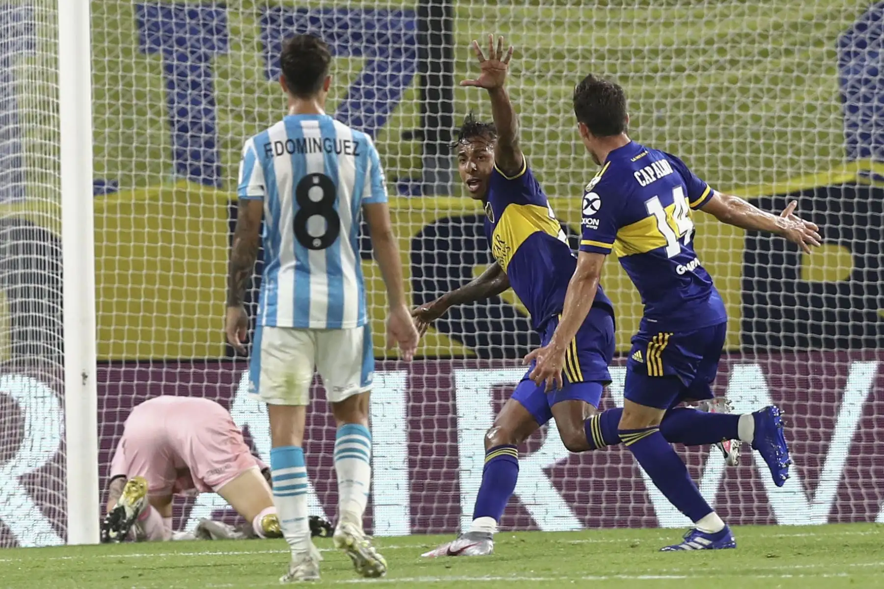 El colombiano Sebastian Villa  de Boca Juniors celebra después de anotar un penalti contra Racing Club durante su partido de cuartos de final de la Copa Libertadores en Argentina en el estadio La Bombonera en Buenos Aires.
Foto: AFP