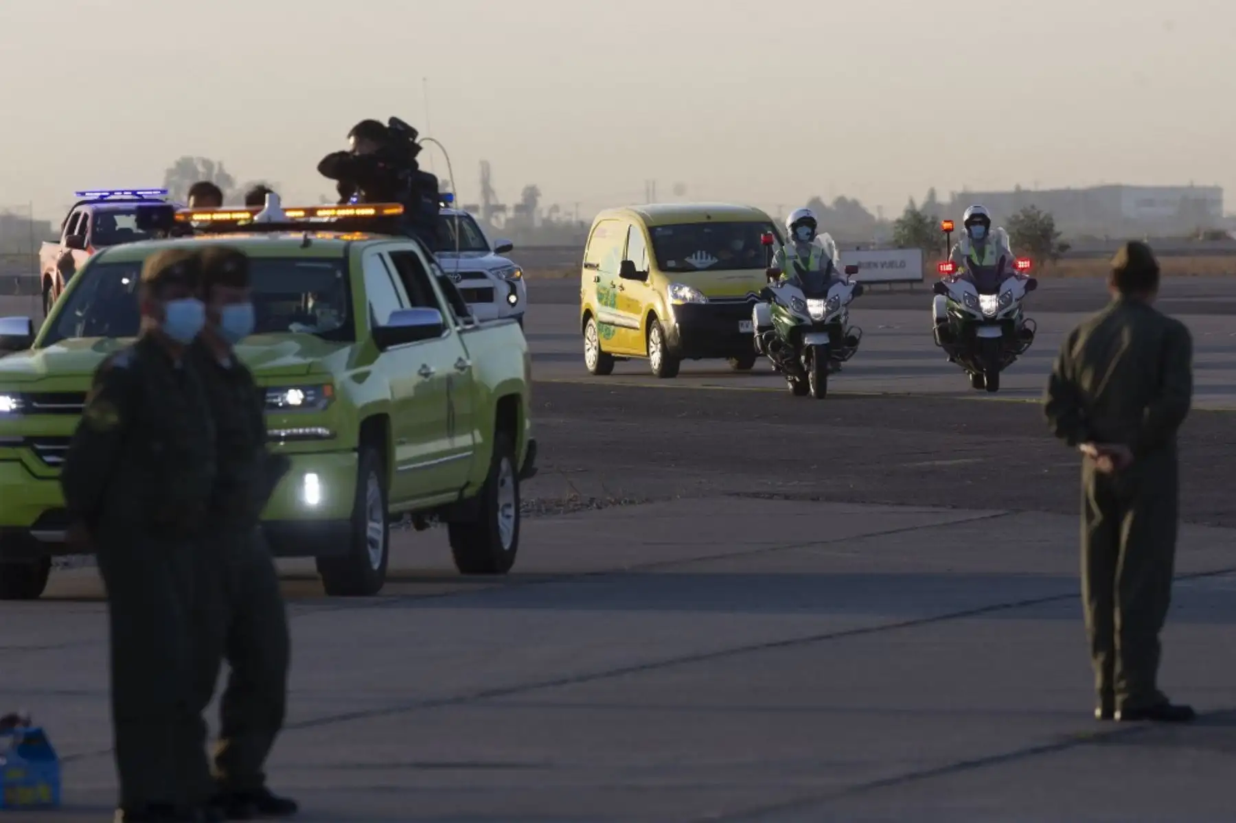 Agentes de policía escoltan un vehículo de reparto que transporta el primer lote de la vacuna contra el coronavirus Pfizer-BioNTech covid-19 en el aeropuerto internacional de Santiago. Foto: AFP