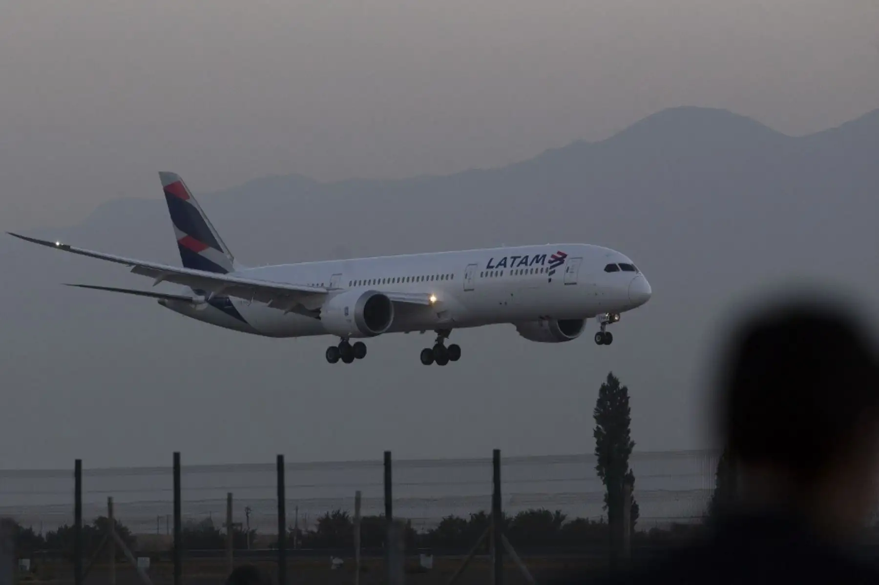 Un avión que transporta el primer lote de la vacuna contra el coronavirus Pfizer-BioNTech covid-19 llega al aeropuerto internacional de Santiago. Foto: AFP