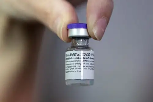 Enfermera mexicana de 59 años, primera latinoamericana con vacuna de Pfizer.