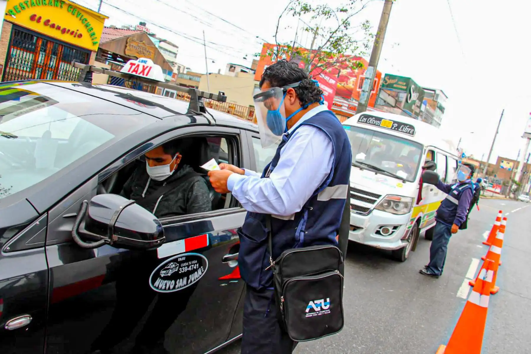 Los fiscalizadores, más allá de las agresiones físicas a las que se ven expuestos, también deben sortear otro tipo de circunstancias. Foto: ANDINA/Difusión