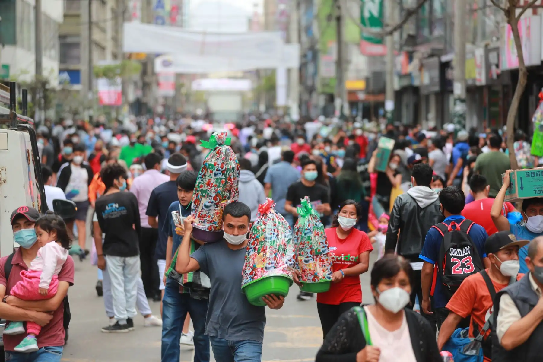 Emporio de Gamarra luce con gran afluencia de público que realizan compras navideñas.

Foto: ANDINA/Carla Patiño