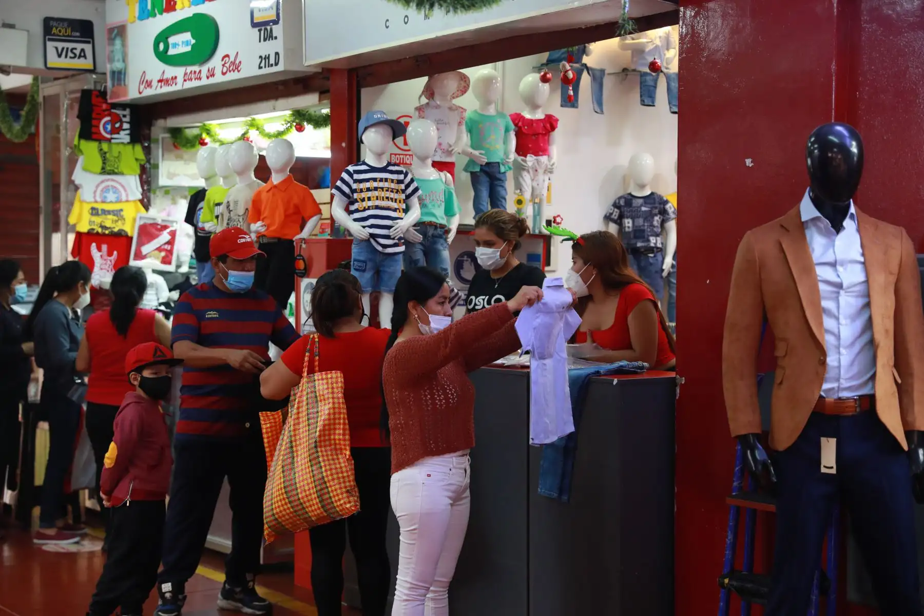 Emporio de Gamarra luce con gran afluencia de público que realizan compras navideñas.

Foto: ANDINA/Carla Patiño