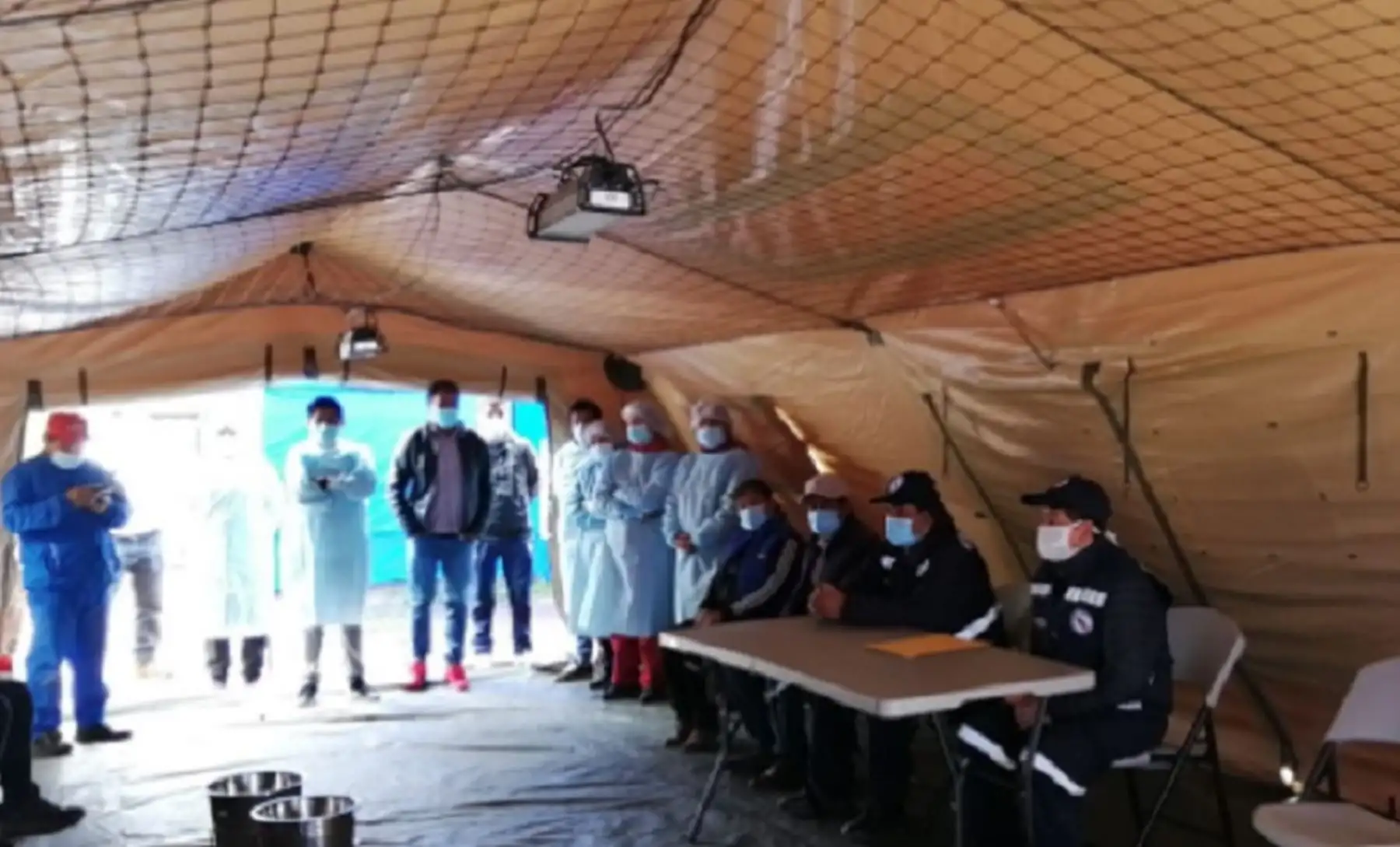 Luego de gestiones realizadas por el Gobierno Regional y la Dirección Regional de Salud con la Dirección General de Gestión del Riesgo de Desastres y Defensa Nacional en Salud del Ministerio de Salud, se instalaron dos módulos de atención equipados y con mobiliarios para retomar los servicios en el establecimiento de salud de Ocobamba, en la provincia de Chincheros. Foto: Diresa Apurímac