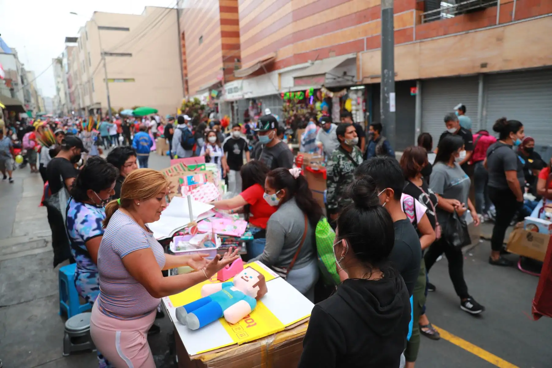 Miles de personas realizan sus compras navideñas en Mesa Redonda, en la víspera de la noche buena. Foto: ANDINA/ Carla Patiño Ramírez