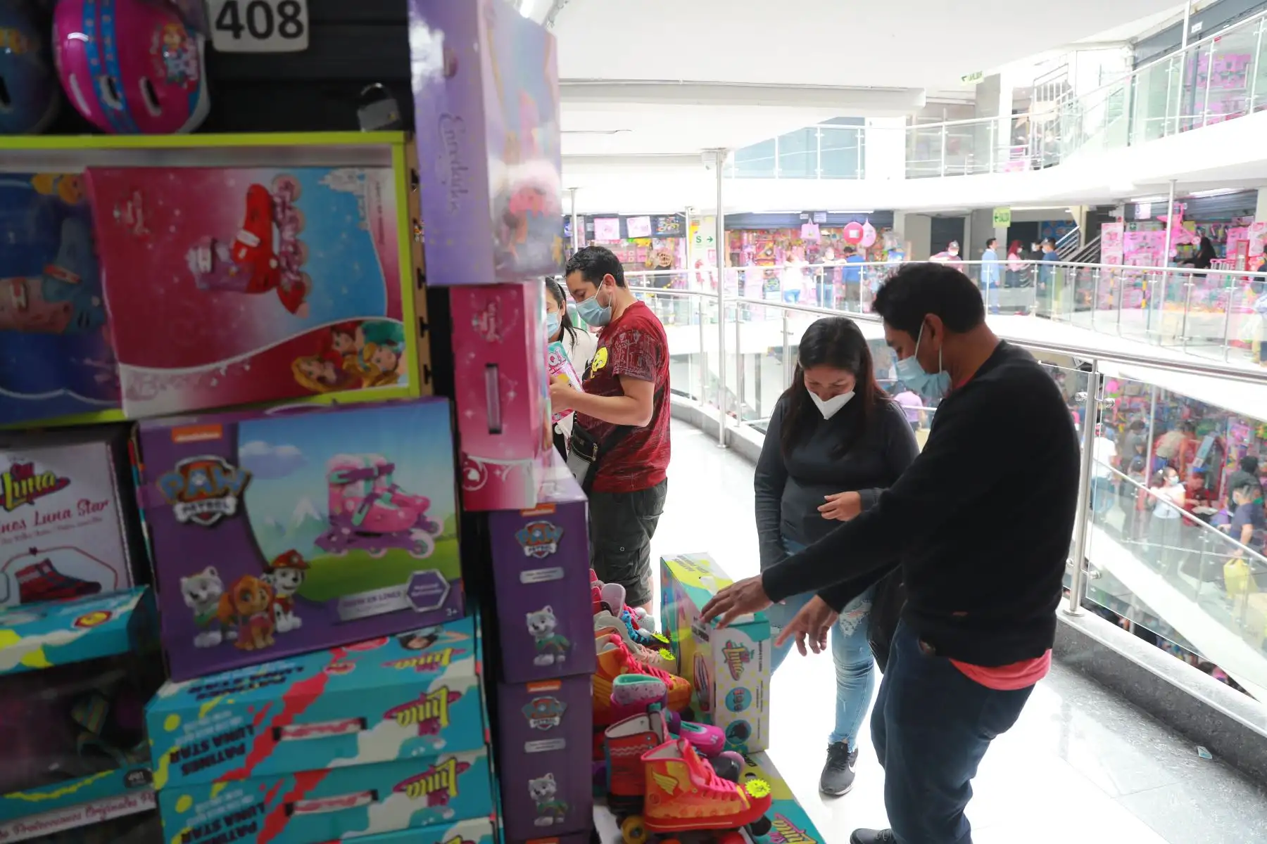 Miles de personas realizan sus compras navideñas en Mesa Redonda, en la víspera de la noche buena. Foto: ANDINA/ Carla Patiño Ramírez