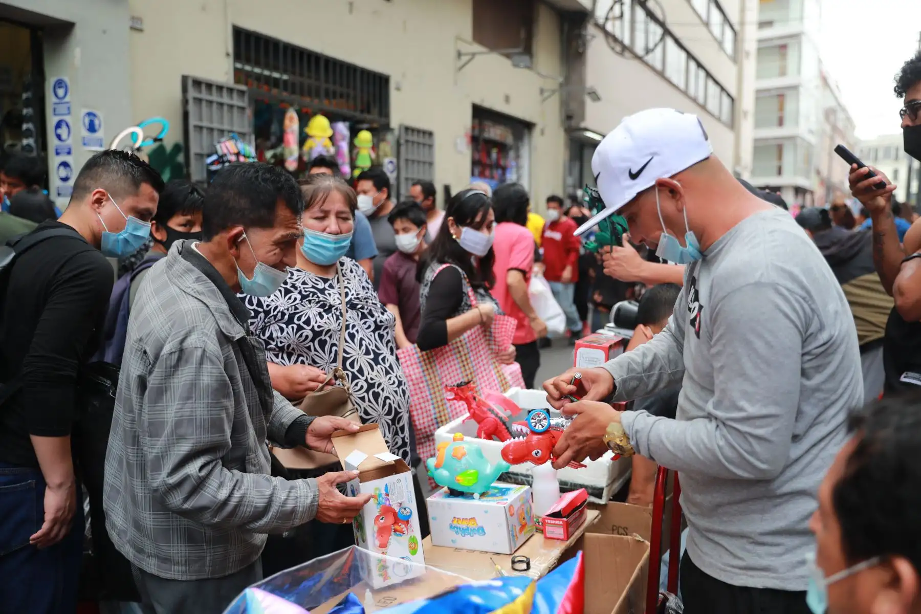 Miles de personas realizan sus compras navideñas en Mesa Redonda, en la víspera de la noche buena. Foto: ANDINA/ Carla Patiño Ramírez