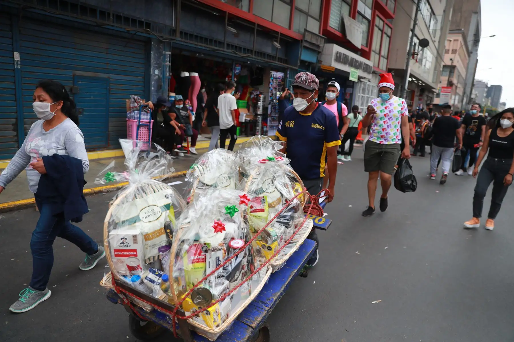 Miles de personas realizan sus compras navideñas en Mesa Redonda, en la víspera de la noche buena. Foto: ANDINA/ Carla Patiño Ramírez