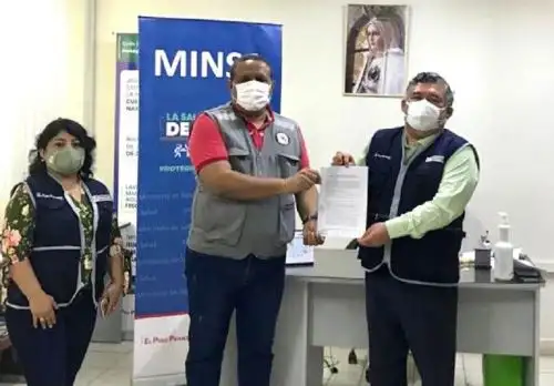 Luego de tres días de intenso trabajo, el equipo multidisciplinario del Ministerio de Salud (Minsa) entregó a las autoridades de Tumbes el diagnóstico situacional del sistema de salud de la región fronteriza, adonde los profesionales arribaron para evaluar las medidas que los hospitales y el primer nivel de salud deben adoptar ante un posible incremento de casos covid-19. Foto: Minsa