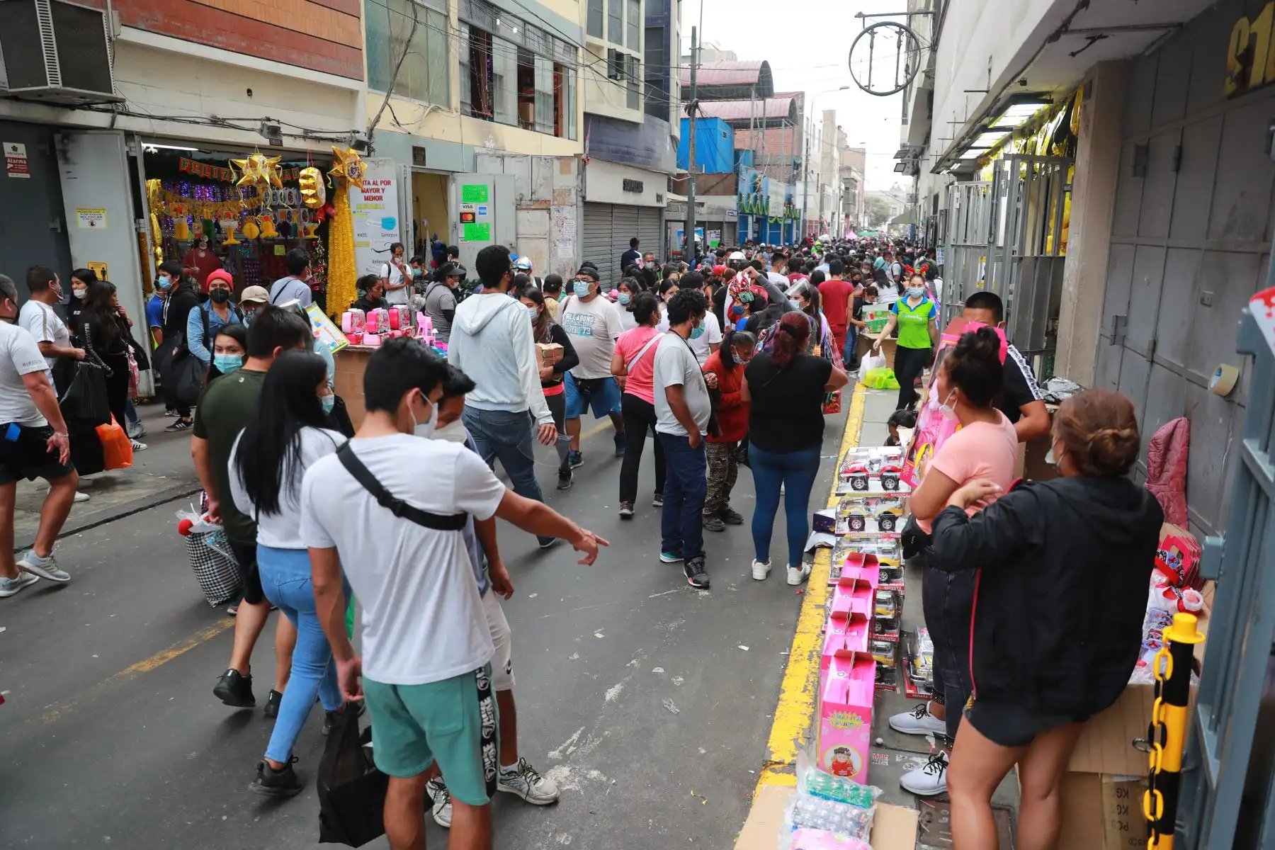Miles de personas realizan sus compras navideñas en Mesa Redonda, en la víspera de la noche buena. Foto: ANDINA/ Carla Patiño Ramírez