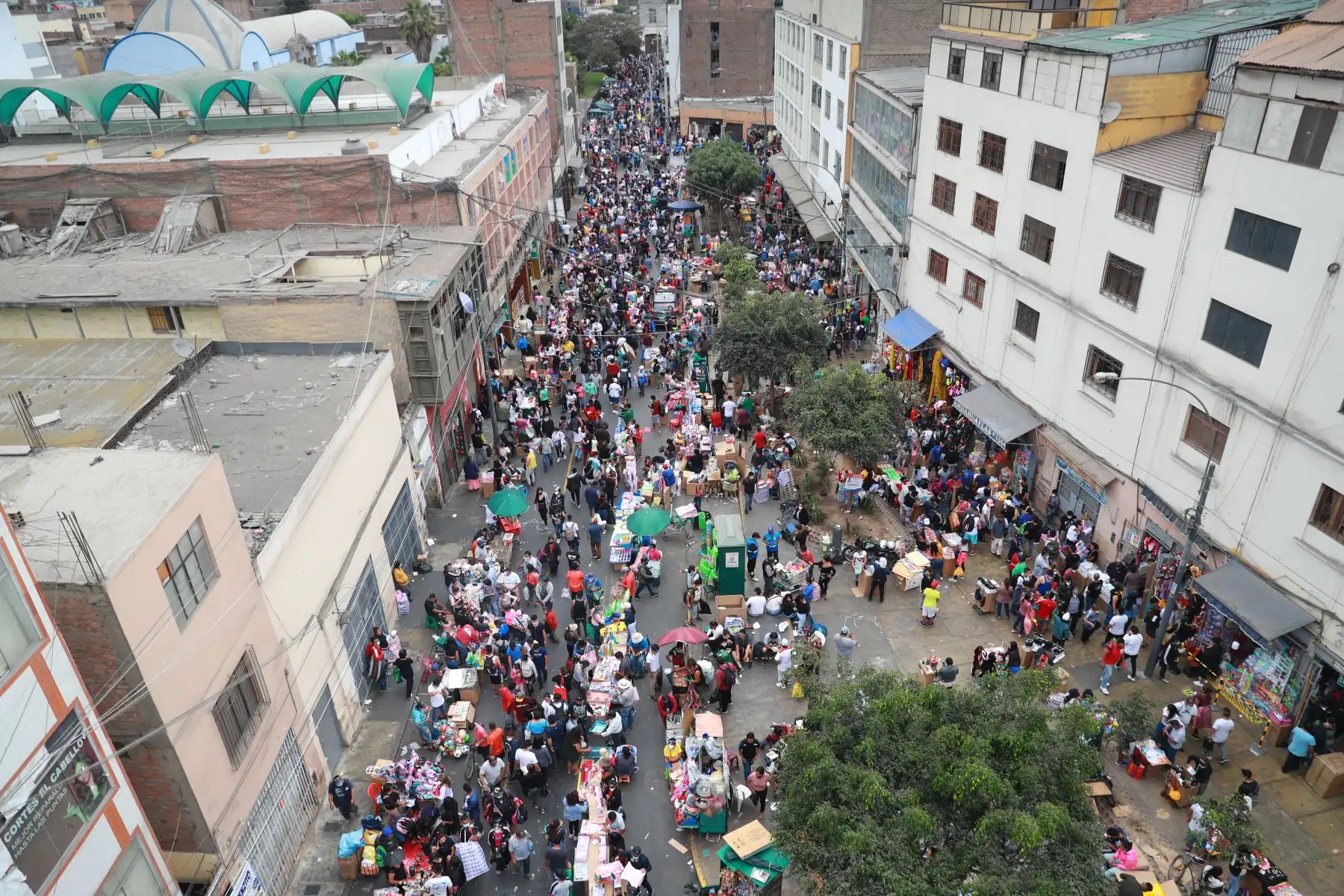 Miles de personas realizan sus compras navideñas en Mesa Redonda, en la víspera de la noche buena. Foto: ANDINA/ Carla Patiño Ramírez