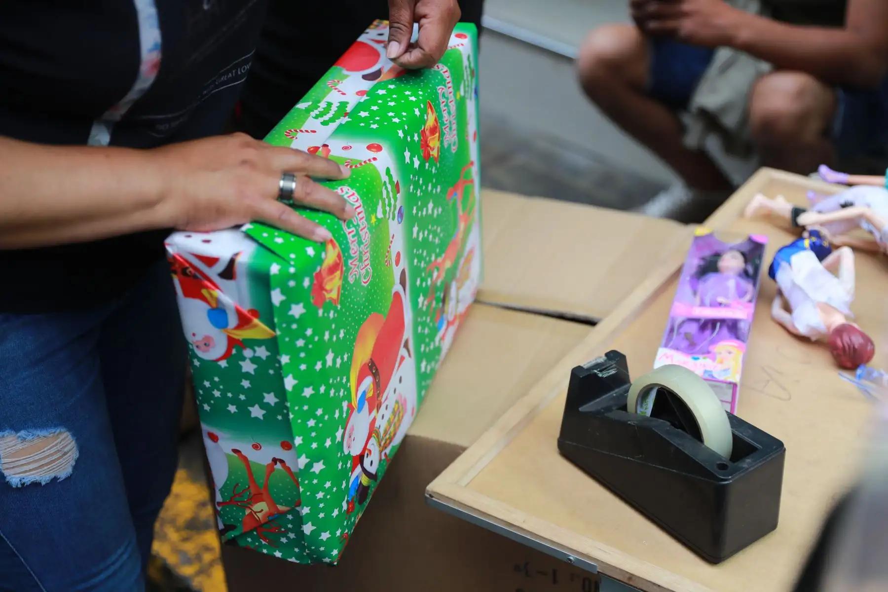 Miles de personas realizan sus compras navideñas en Mesa Redonda, en la víspera de la noche buena. Foto: ANDINA/ Carla Patiño Ramírez