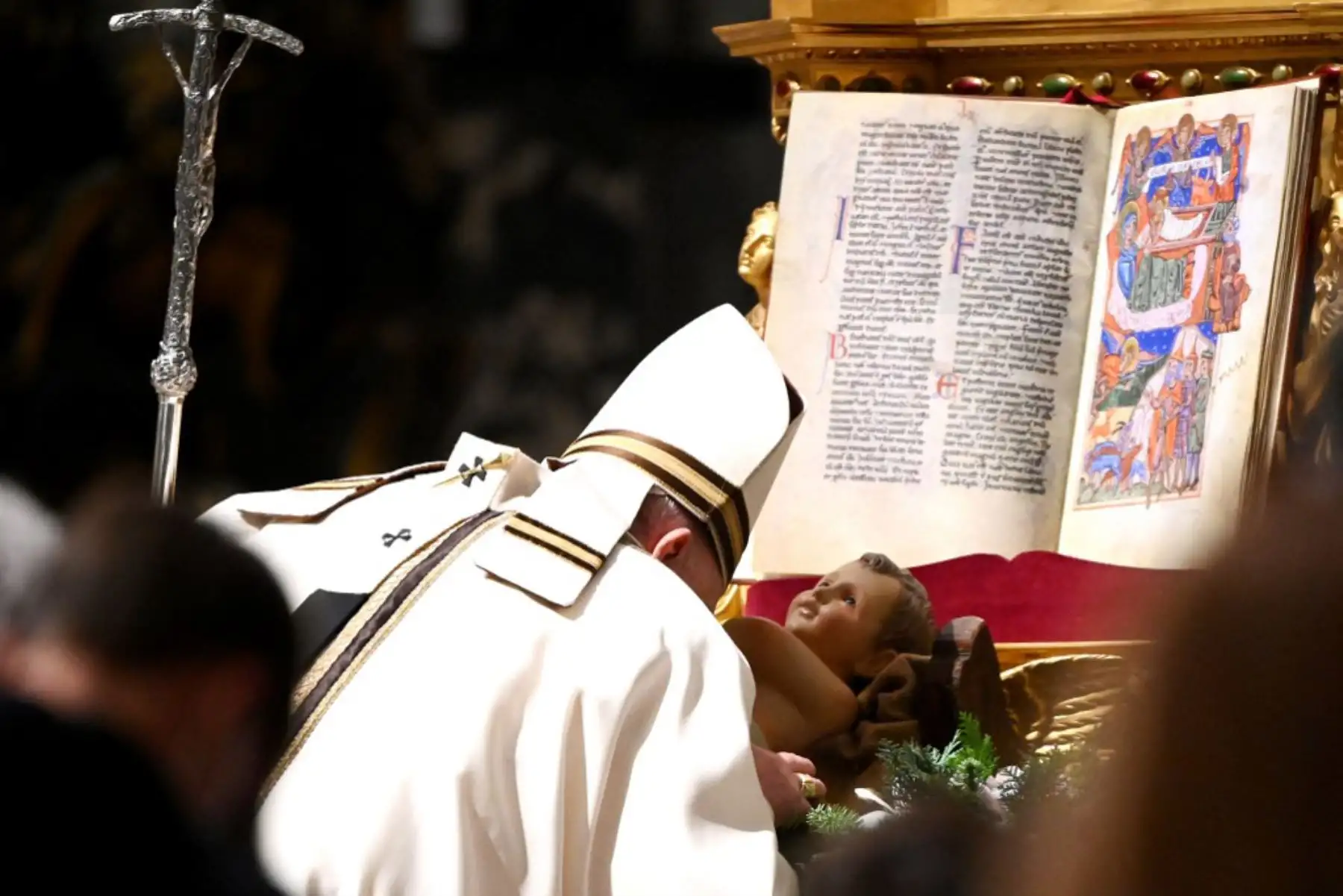 El Papa Francisco besa una figura del niño Jesús al final de una misa de Nochebuena para conmemorar la natividad de Jesucristo, en la basílica de San Pedro en el Vaticano, en medio de la pandemia de covid-19. Foto :AFP