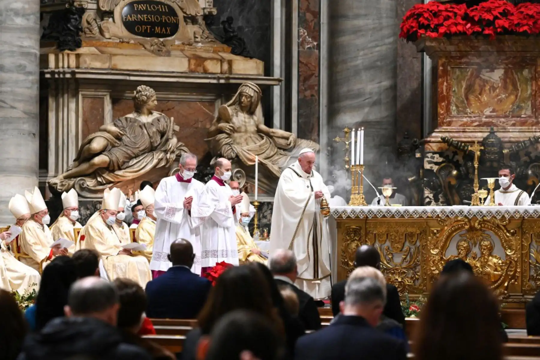 El Papa Francisco sostiene una hostia mientras lleva a cabo el rito de la comunión durante una misa de Nochebuena para conmemorar la natividad de Jesucristo, en la basílica de San Pedro en el Vaticano. Foto: AFP