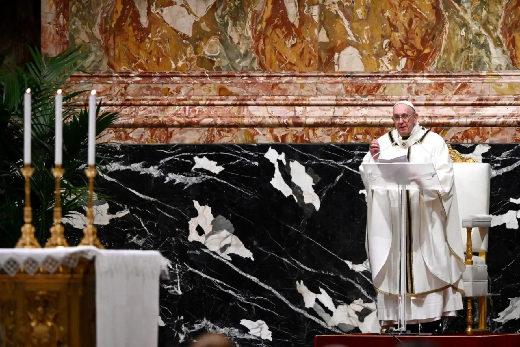 El Papa Francisco sostiene una hostia mientras lleva a cabo el rito de la comunión durante una misa de Nochebuena para conmemorar la natividad de Jesucristo, en la basílica de San Pedro en el Vaticano. Foto: AFP