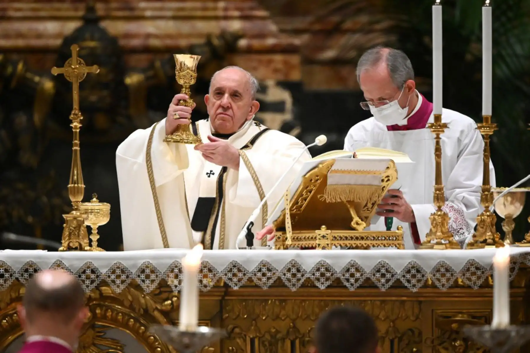El Papa Francisco sostiene una hostia mientras lleva a cabo el rito de la comunión durante una misa de Nochebuena para conmemorar la natividad de Jesucristo, en la basílica de San Pedro en el Vaticano. Foto: AFP