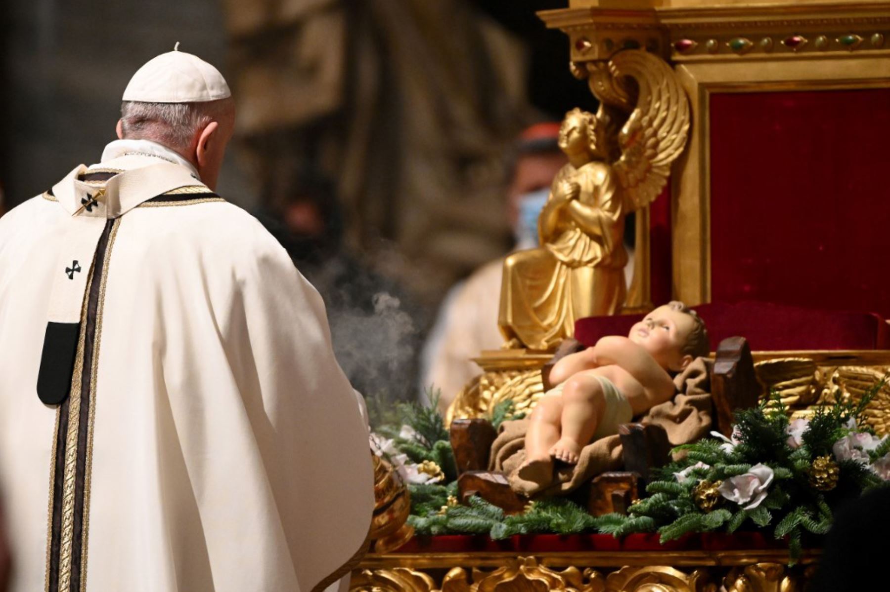 El Papa Francisco sostiene una hostia mientras lleva a cabo el rito de la comunión durante una misa de Nochebuena para conmemorar la natividad de Jesucristo, en la basílica de San Pedro en el Vaticano. Foto: AFP