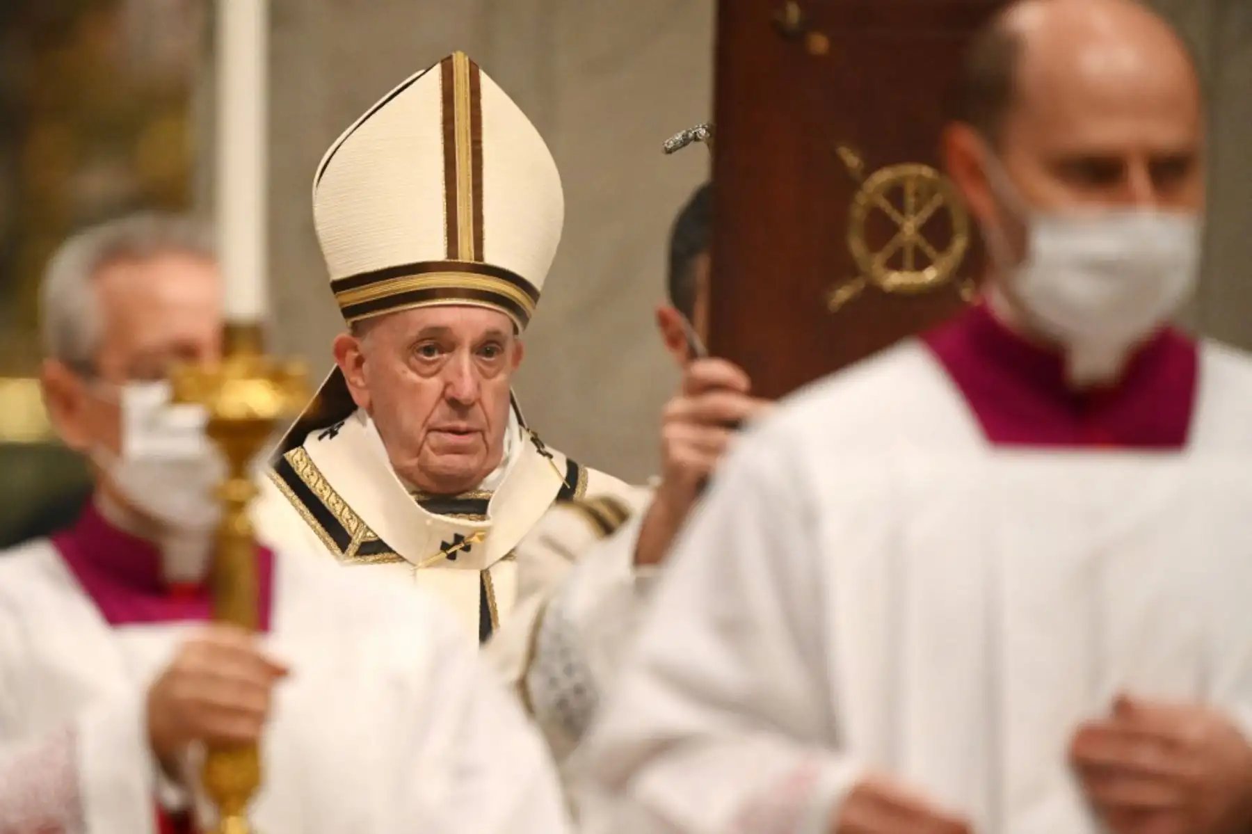 El Papa Francisco sostiene una hostia mientras lleva a cabo el rito de la comunión durante una misa de Nochebuena para conmemorar la natividad de Jesucristo, en la basílica de San Pedro en el Vaticano. Foto: AFP