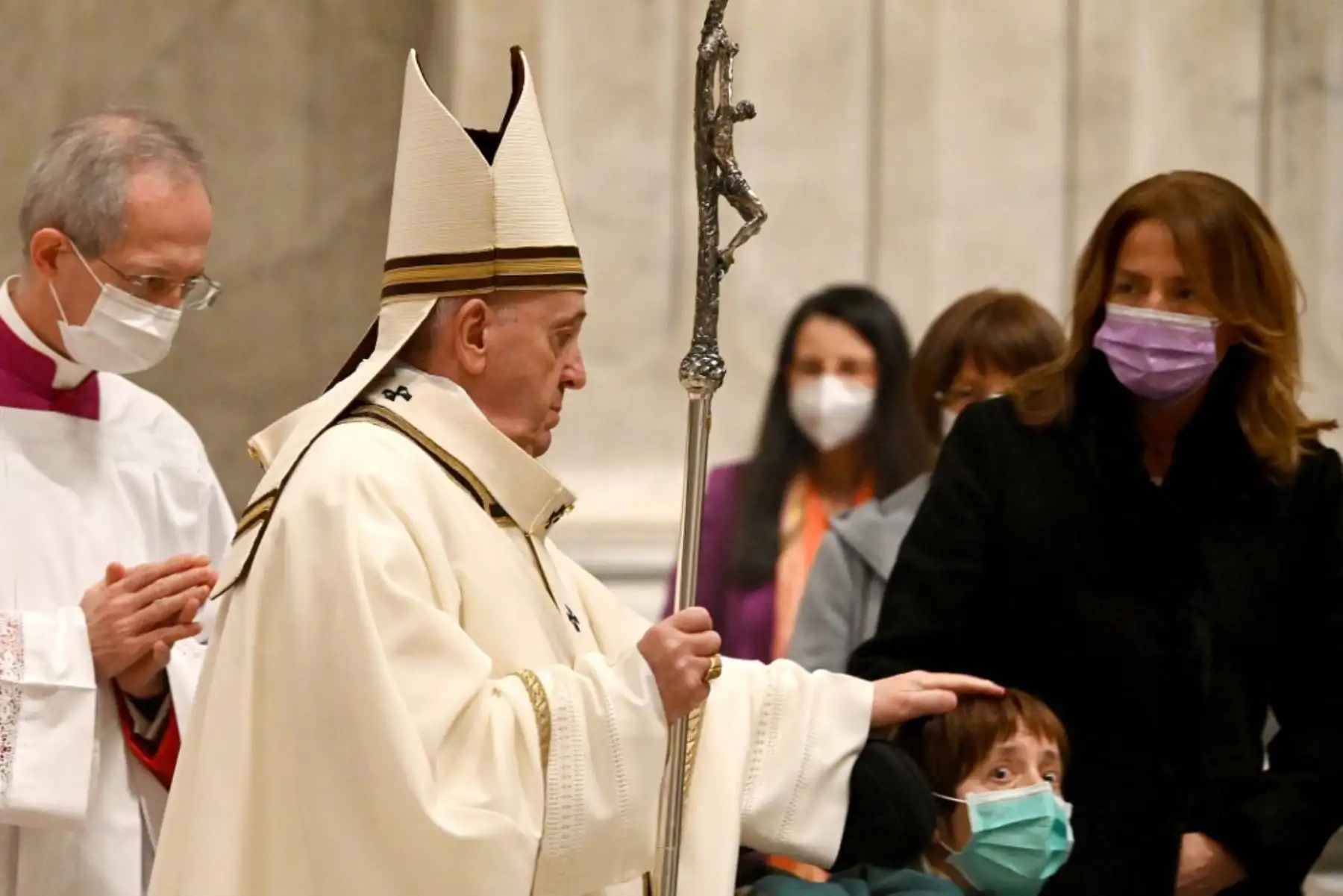 El Papa Francisco sostiene una hostia mientras lleva a cabo el rito de la comunión durante una misa de Nochebuena para conmemorar la natividad de Jesucristo, en la basílica de San Pedro en el Vaticano. Foto: AFP