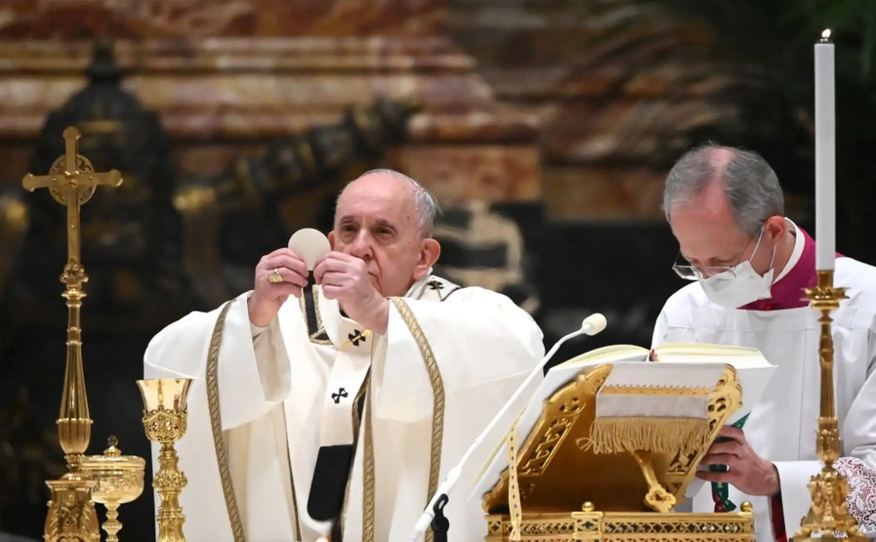 El Papa Francisco dirige una misa en la víspera de Navidad el 24 de diciembre de 2020 en la basílica de San Pedro en el Vaticano en medio de la pandemia de covid-19. Foto: AFP