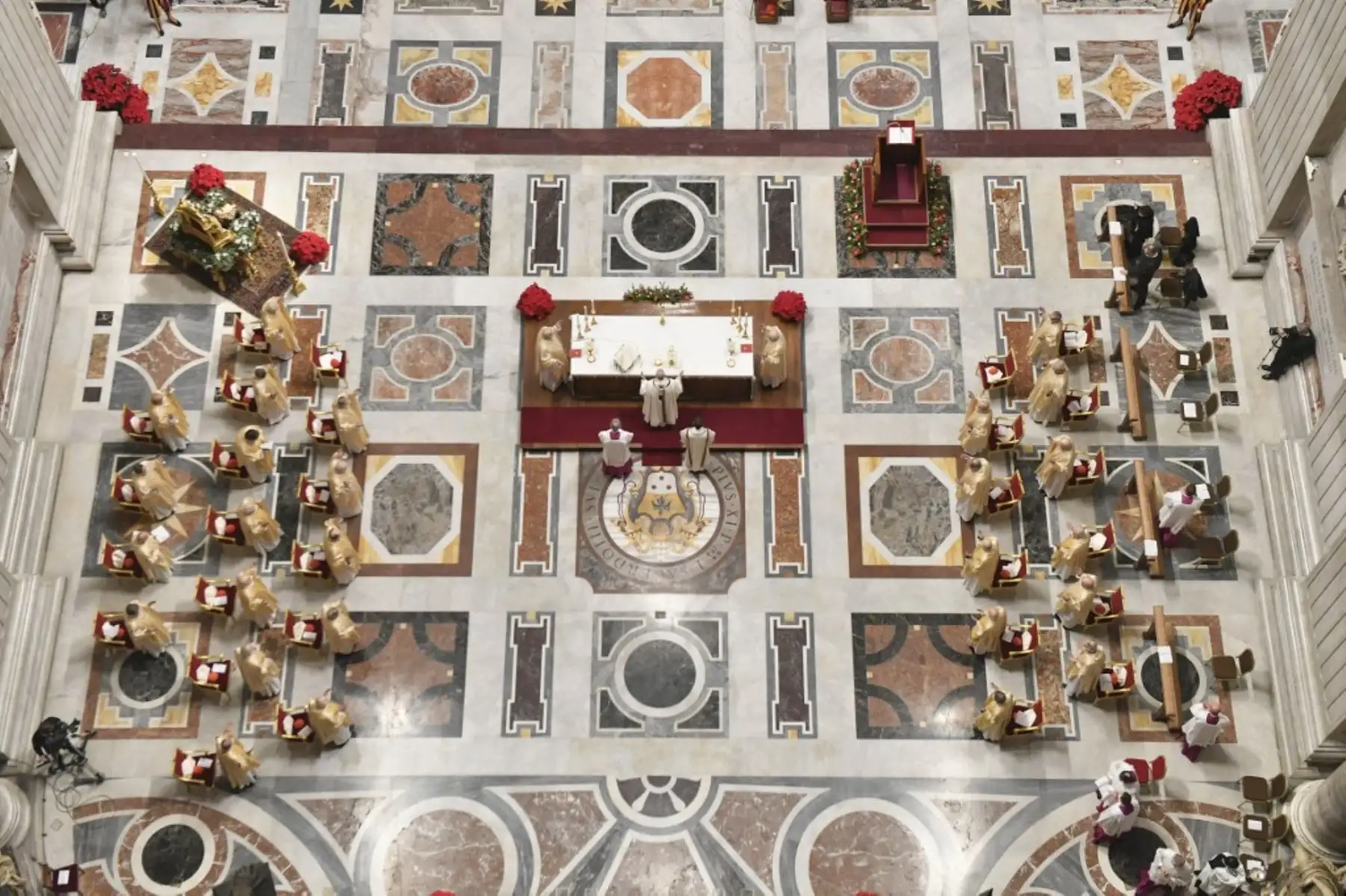 El Papa Francisco dirige una misa en la víspera de Navidad el 24 de diciembre de 2020 en la basílica de San Pedro en el Vaticano en medio de la pandemia de covid-19. Foto: AFP