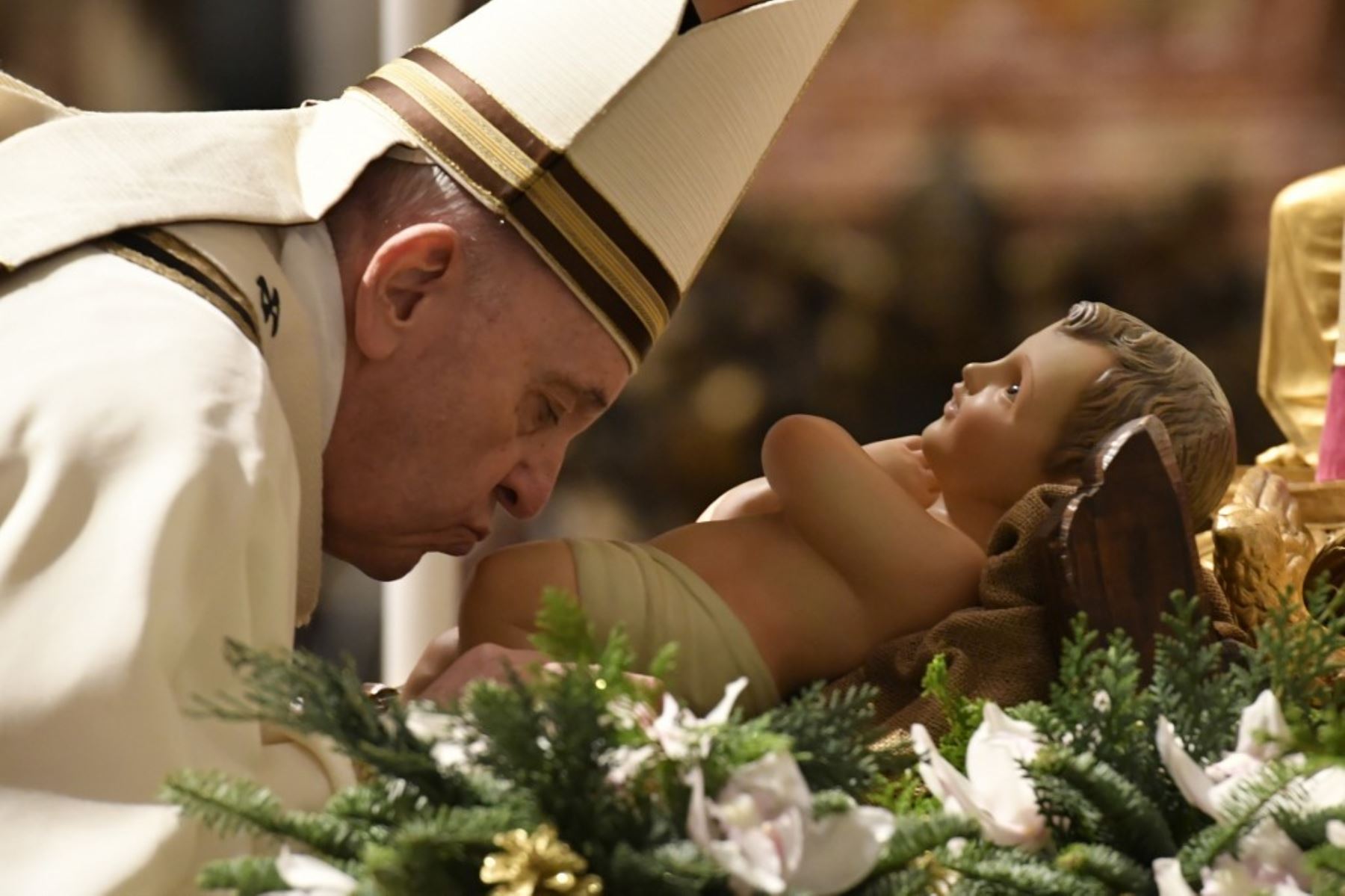 El Papa Francisco dirige una misa en la víspera de Navidad el 24 de diciembre de 2020 en la basílica de San Pedro en el Vaticano en medio de la pandemia de covid-19. Foto: AFP