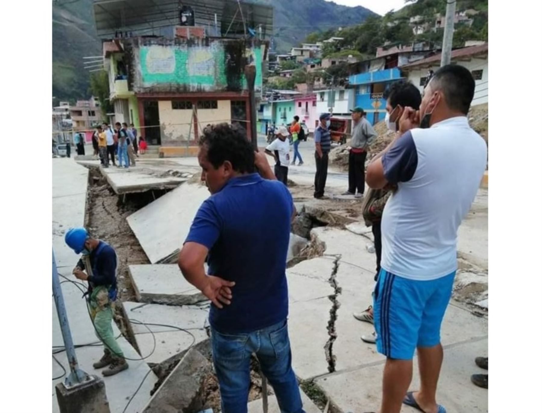 Cajamarca realiza trabajos de emergencia en distrito de Sócota afectado por deslizamiento a causa de las lluvias intensas y que provocó el hundimiento del pavimento de una calle de esta localidad.