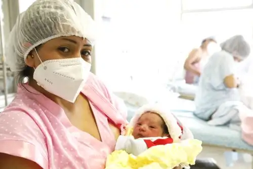 Los tres bebés que nacieron en el Instituto Nacional Materno Perinatal en las primeras horas de la Navidad recibieron la bienvenida de la ministra de Salud, Pilar Mazzetti, quien hizo un reconocimiento a las madres de los pequeños por llevar adelante su control prenatal en medio de la pandemia.Foto: ANDINA/Minsa