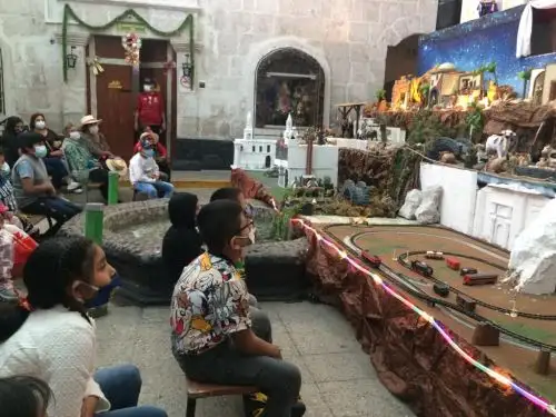 Familias arequipeñas visitan el Nacimiento Mecatrónico de la Policía Nacional.