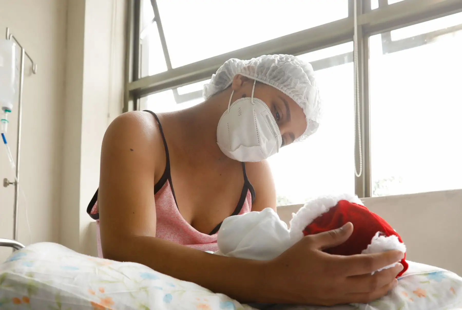 Junto con la Navidad, tres hermosos bebés nacieron en el Instituto Nacional Materno Perinatal del Ministerio de Salud. Se trata de Ian de Jesús, Valentina y Shannon, a quienes la titular del sector, Pilar Mazzetti, saludó esta mañana -vía zoom- para darles la bienvenida al mundo y hacer un reconocimiento a sus madres por llevar adelante su control prenatal en medio de la pandemia por covid-19.
Foto: ANDINA/Minsa