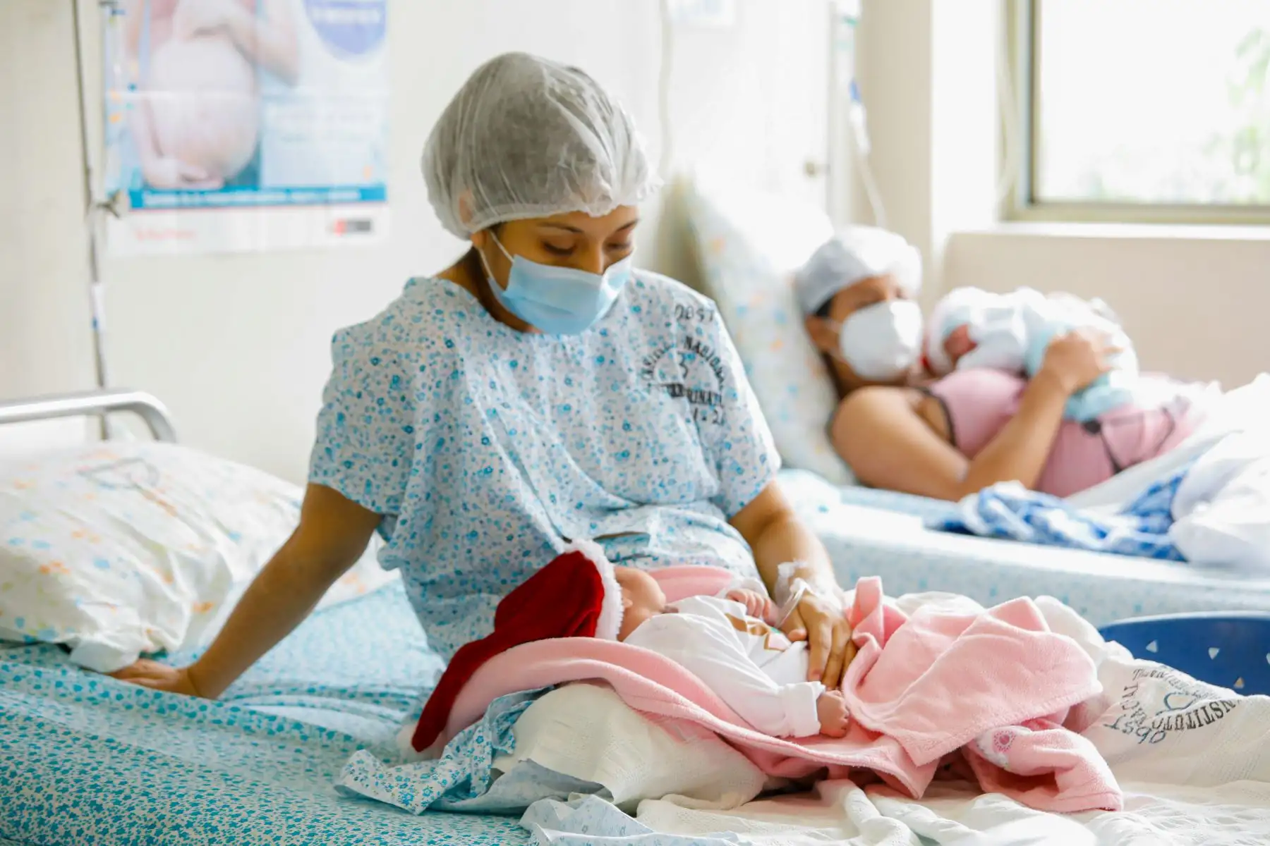 Junto con la Navidad, tres hermosos bebés nacieron en el Instituto Nacional Materno Perinatal del Ministerio de Salud. Se trata de Ian de Jesús, Valentina y Shannon, a quienes la titular del sector, Pilar Mazzetti, saludó esta mañana -vía zoom- para darles la bienvenida al mundo y hacer un reconocimiento a sus madres por llevar adelante su control prenatal en medio de la pandemia por covid-19.
Foto: ANDINA/Minsa