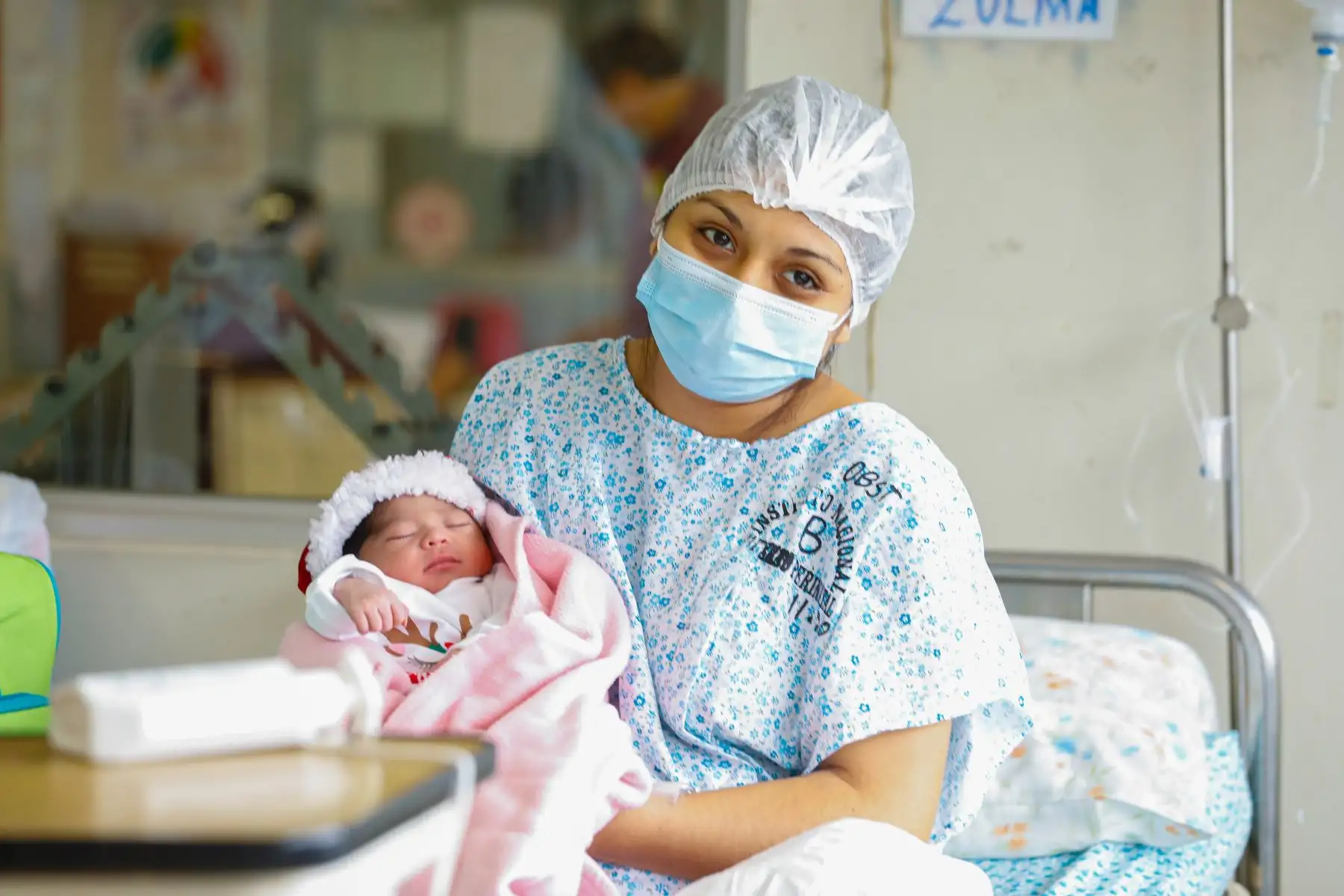 Junto con la Navidad, tres hermosos bebés nacieron en el Instituto Nacional Materno Perinatal del Ministerio de Salud. Se trata de Ian de Jesús, Valentina y Shannon, a quienes la titular del sector, Pilar Mazzetti, saludó esta mañana -vía zoom- para darles la bienvenida al mundo y hacer un reconocimiento a sus madres por llevar adelante su control prenatal en medio de la pandemia por covid-19.
Foto: ANDINA/Minsa