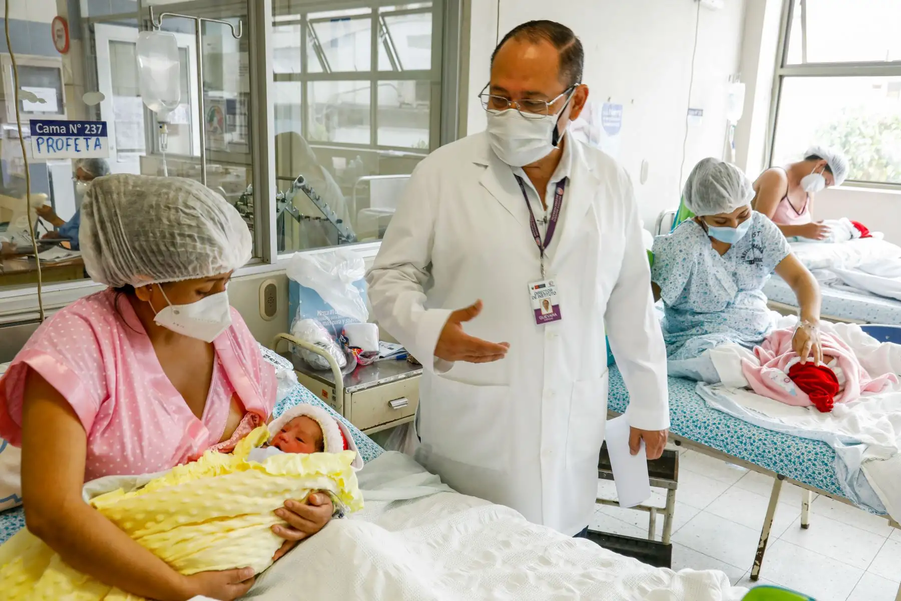 Junto con la Navidad, tres hermosos bebés nacieron en el Instituto Nacional Materno Perinatal del Ministerio de Salud. Se trata de Ian de Jesús, Valentina y Shannon, a quienes la titular del sector, Pilar Mazzetti, saludó esta mañana -vía zoom- para darles la bienvenida al mundo y hacer un reconocimiento a sus madres por llevar adelante su control prenatal en medio de la pandemia por covid-19.
Foto: ANDINA/Minsa