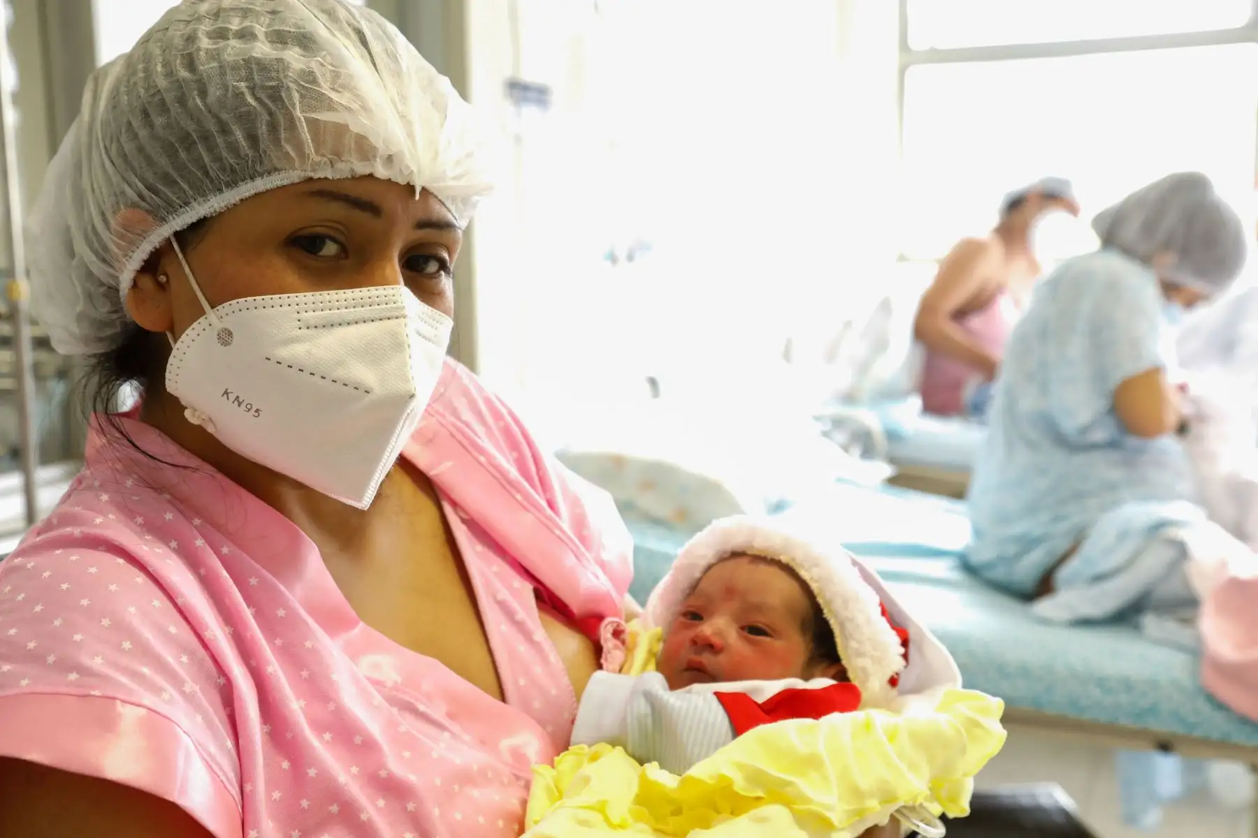 Junto con la Navidad, tres hermosos bebés nacieron en el Instituto Nacional Materno Perinatal del Ministerio de Salud. Se trata de Ian de Jesús, Valentina y Shannon, a quienes la titular del sector, Pilar Mazzetti, saludó esta mañana -vía zoom- para darles la bienvenida al mundo y hacer un reconocimiento a sus madres por llevar adelante su control prenatal en medio de la pandemia por covid-19.
Foto: ANDINA/Minsa