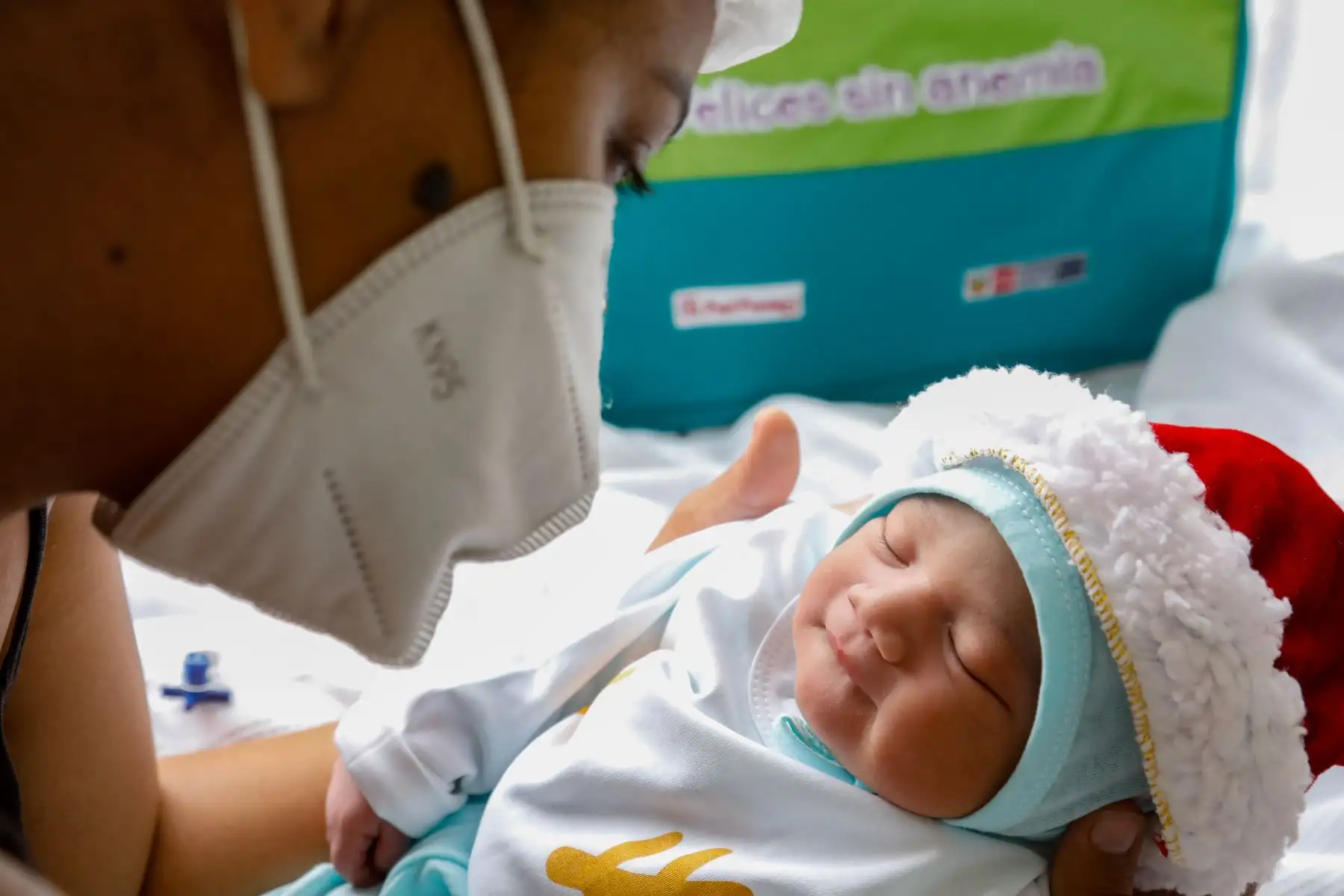 Junto con la Navidad, tres hermosos bebés nacieron en el Instituto Nacional Materno Perinatal del Ministerio de Salud. Se trata de Ian de Jesús, Valentina y Shannon, a quienes la titular del sector, Pilar Mazzetti, saludó esta mañana -vía zoom- para darles la bienvenida al mundo y hacer un reconocimiento a sus madres por llevar adelante su control prenatal en medio de la pandemia por covid-19.
Foto: ANDINA/Minsa