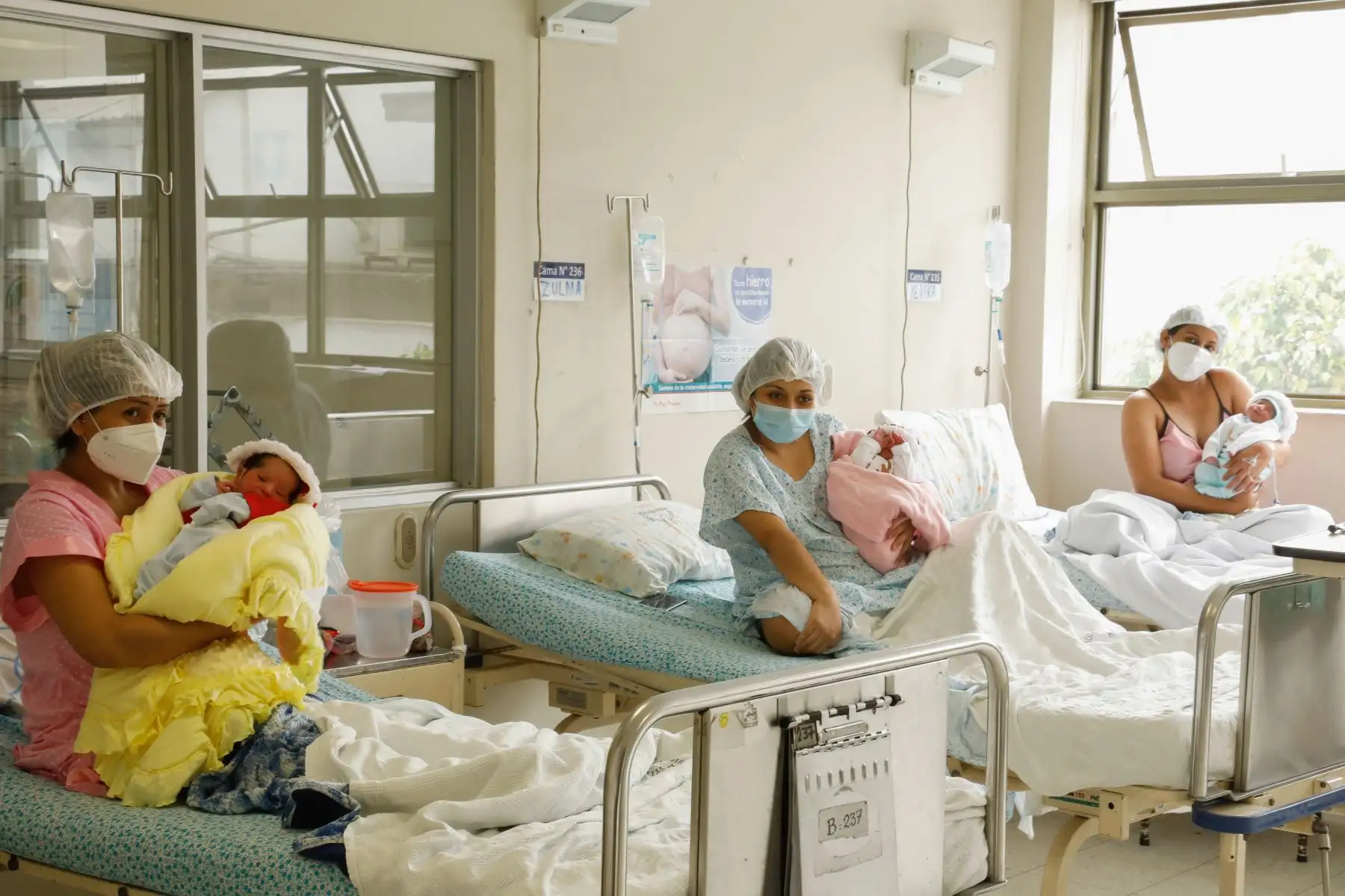 Junto con la Navidad, tres hermosos bebés nacieron en el Instituto Nacional Materno Perinatal del Ministerio de Salud. Se trata de Ian de Jesús, Valentina y Shannon, a quienes la titular del sector, Pilar Mazzetti, saludó esta mañana -vía zoom- para darles la bienvenida al mundo y hacer un reconocimiento a sus madres por llevar adelante su control prenatal en medio de la pandemia por covid-19.
Foto: ANDINA/Minsa